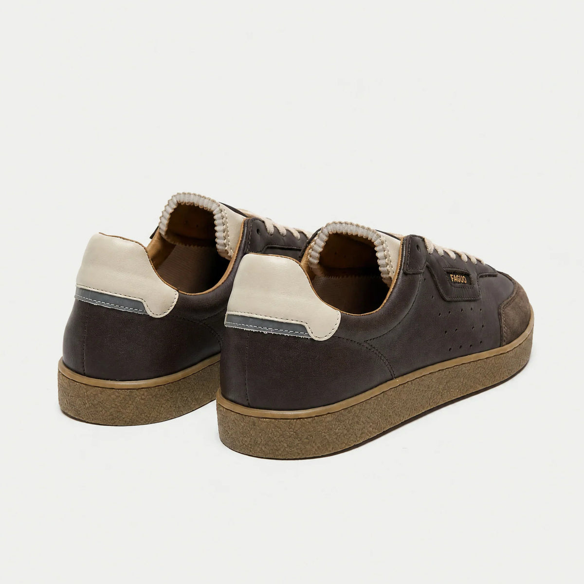 Baskets Lumbo chocolat Faguo - paire vue de dos, contreforts crème à bande grise et semelle gomme
