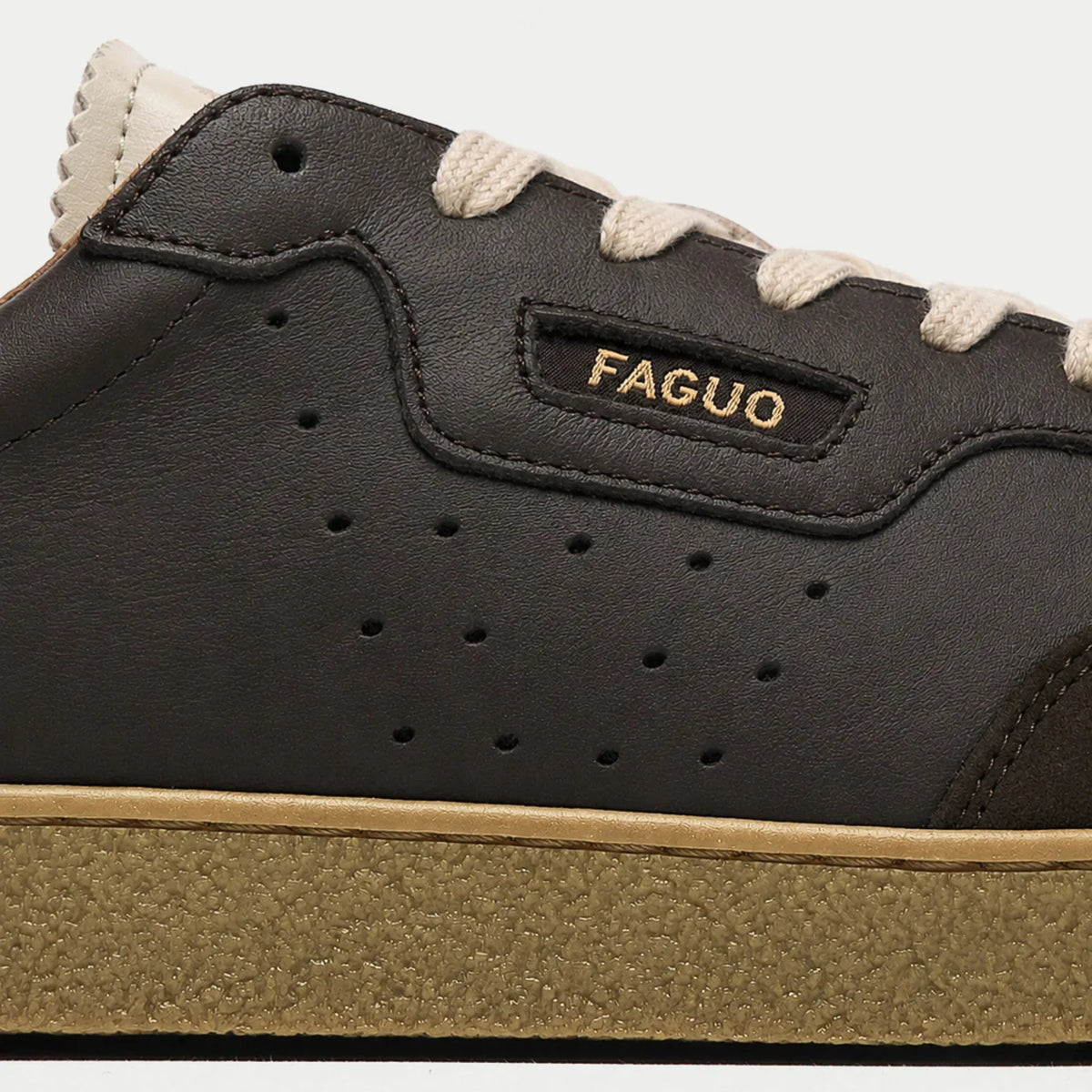 Baskets Lumbo chocolat Faguo - gros plan sur le cuir perforé et la plaque FAGUO dorée