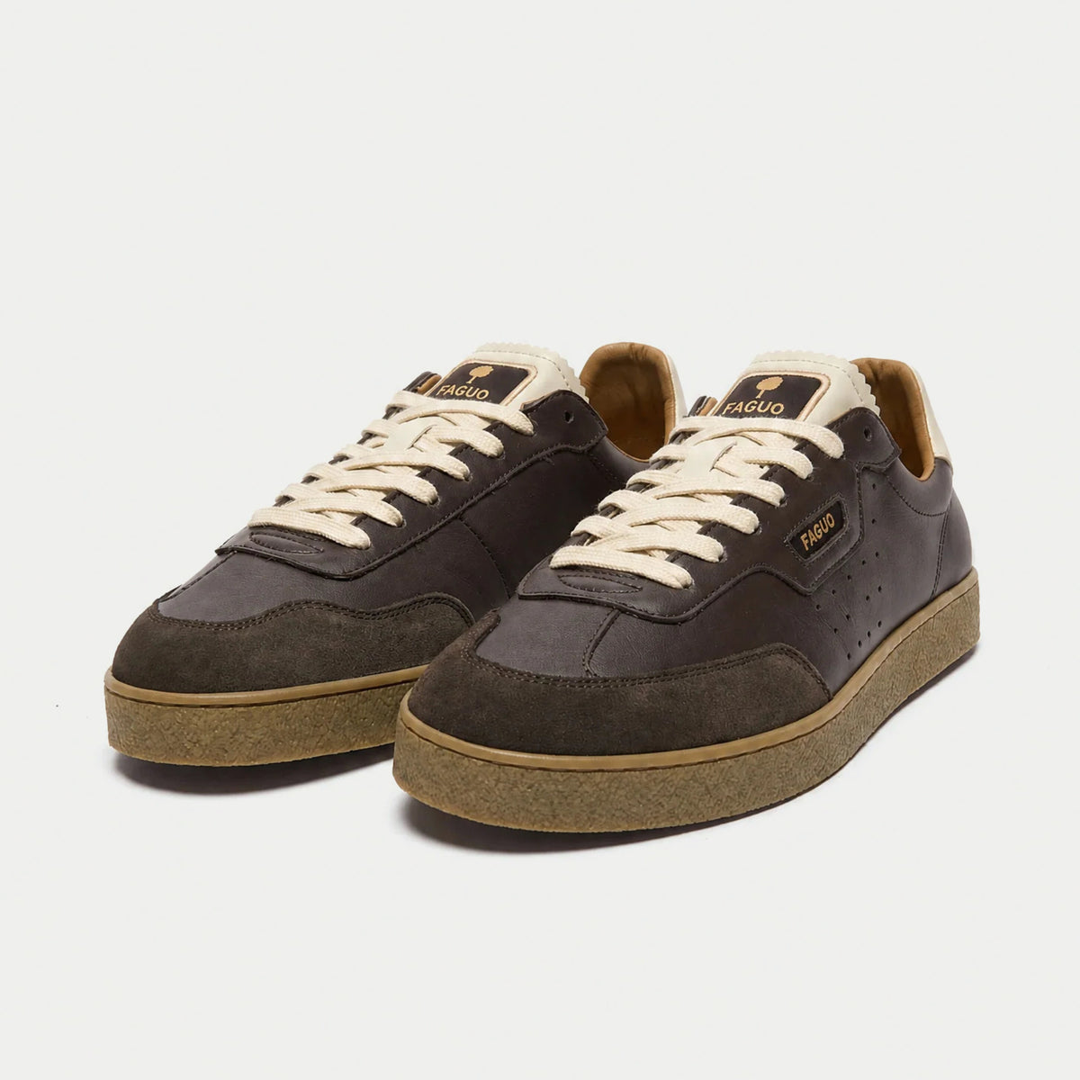Baskets Lumbo chocolat Faguo - paire de trois quarts face, lacets plats écrus et languette logo