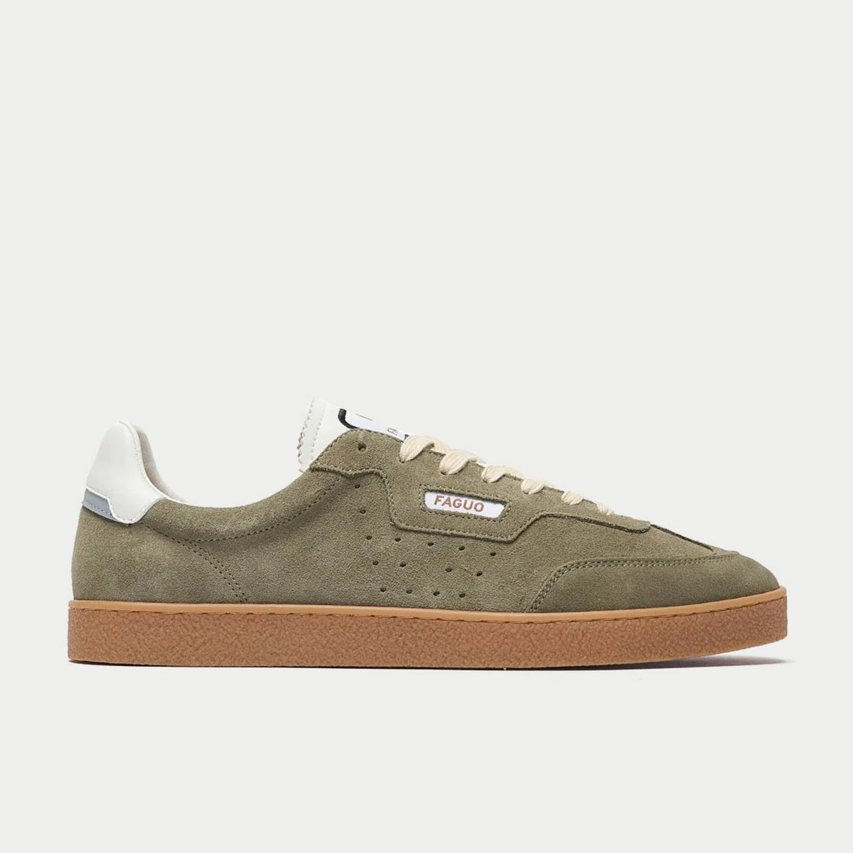 Baskets Lumbo kaki Faguo - profil extérieur, tige en daim, contrefort blanc et semelle gomme caramel