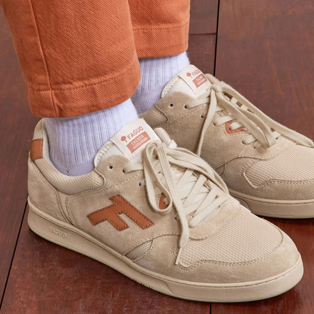 Baskets Palmer beige et rouille Faguo - photo d'ambiance sur parquet, la paire vue de trois quarts avant