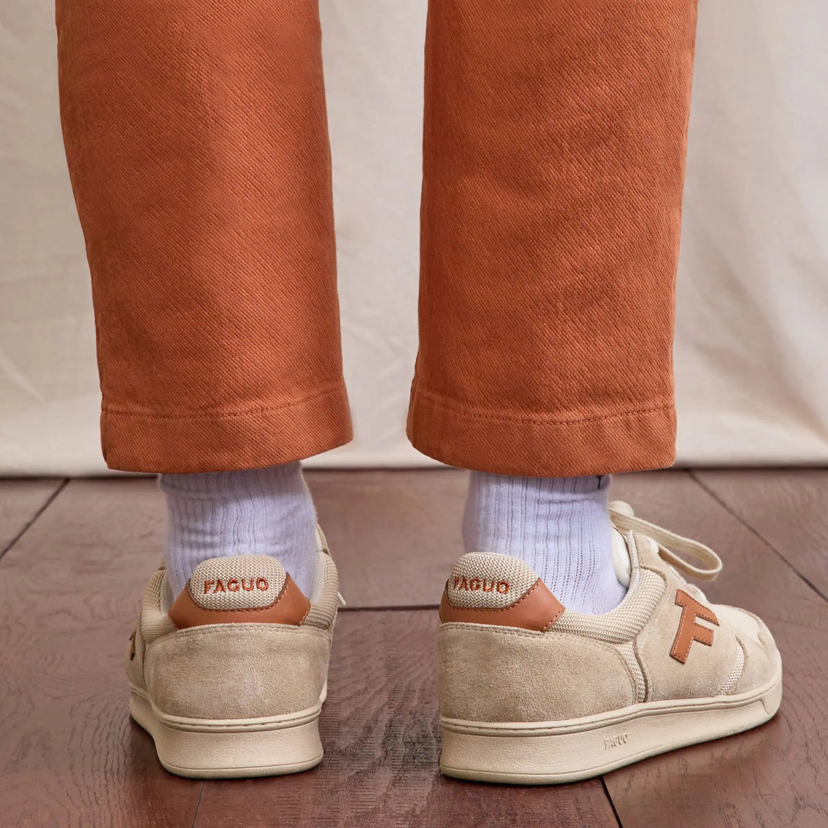 Baskets Palmer beige et rouille Faguo - photo d'ambiance sur parquet, vue arrière des talons brodés FAGUO