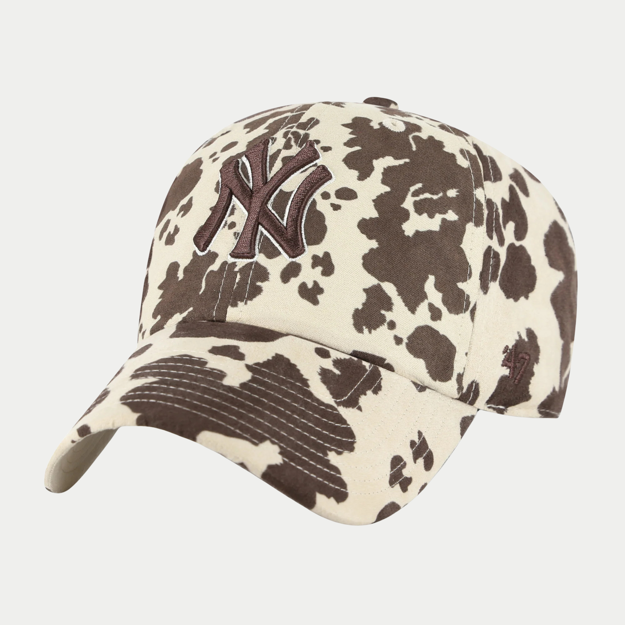 Casquette Clean Up '47 en suédine imprimé vache écru et brun, vue trois-quarts avant, logo New York Yankees brodé en relief