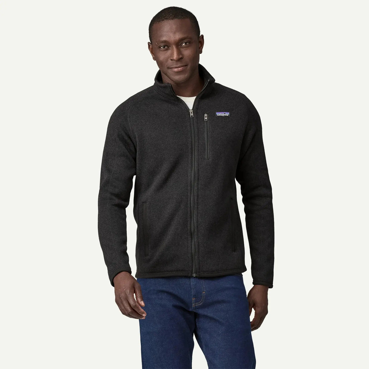 Better Sweater noir porté de face, zip intégral ouvert au col et poche poitrine zippée