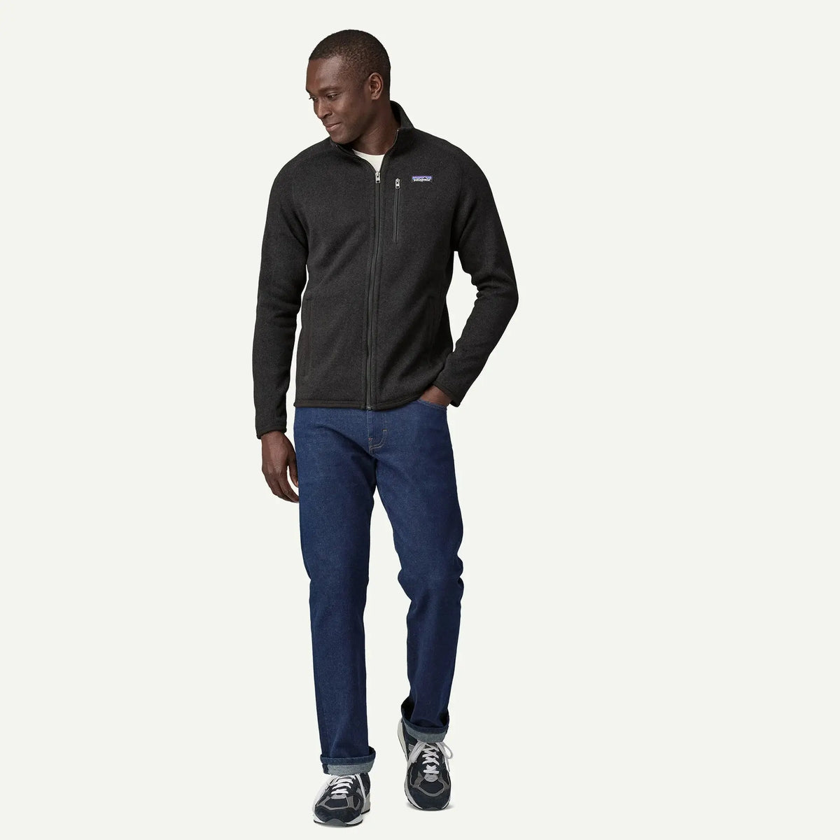 Better Sweater noir porté en pied avec un jean, coupe droite et bas bordé