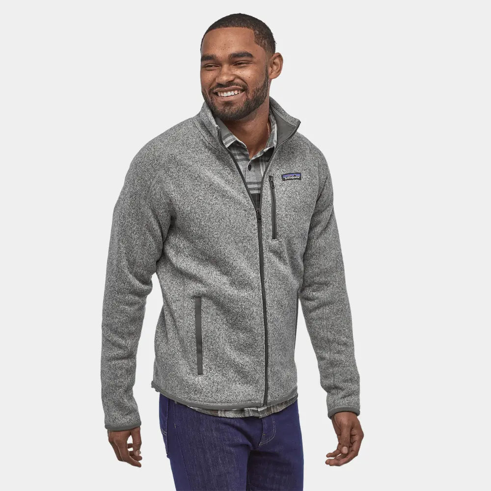 Better Sweater Stonewash porté ouvert sur une chemise, poches latérales passepoilées