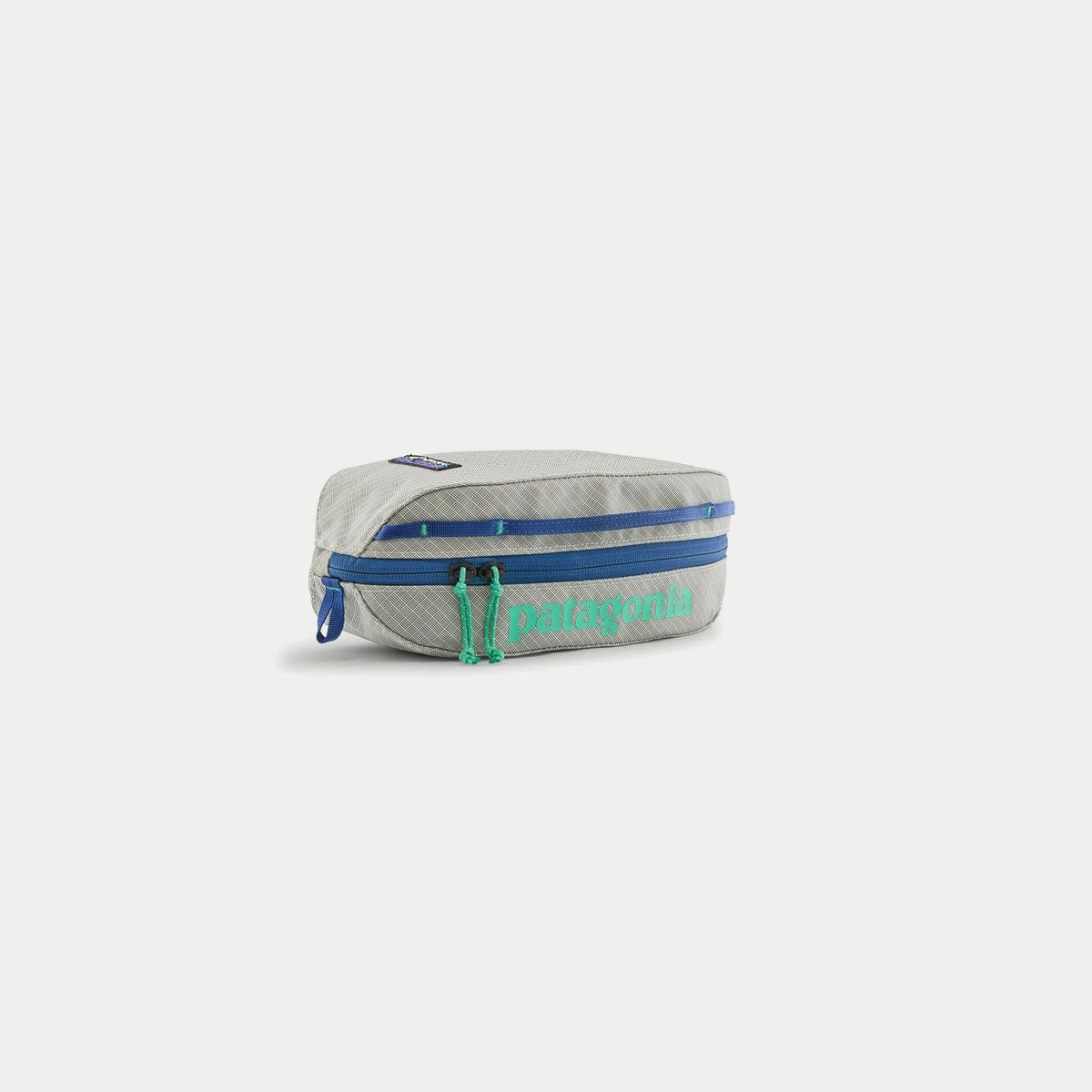 Cube de rangement Black Hole 3L Patagonia Birch White, ripstop blanc cassé, zip bleu et tirettes vertes, vue trois-quarts