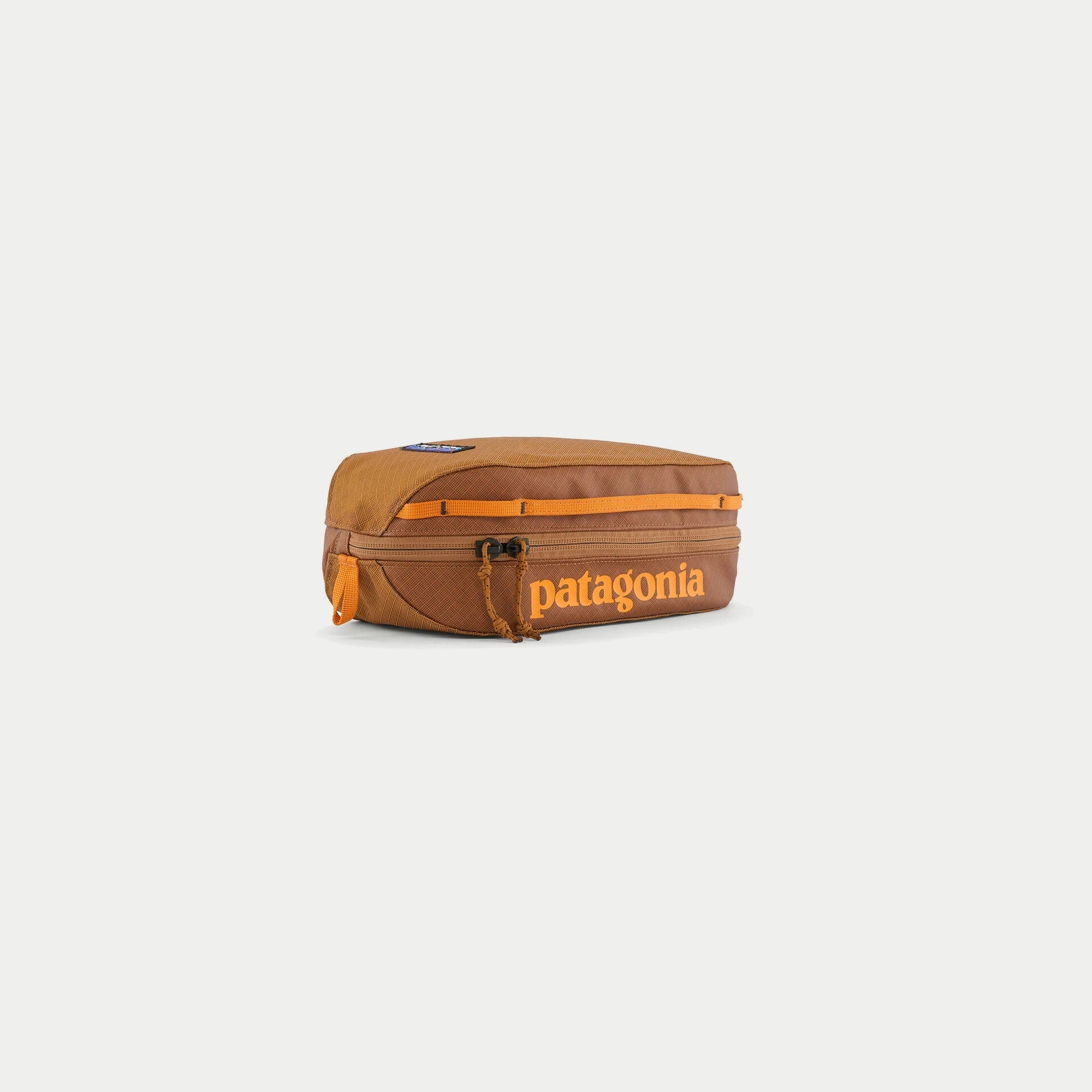 Trousse Black Hole Cube 3L Patagonia brun cannelle Cinnamon Brown, logo et sangles orange, vue trois quarts fermée