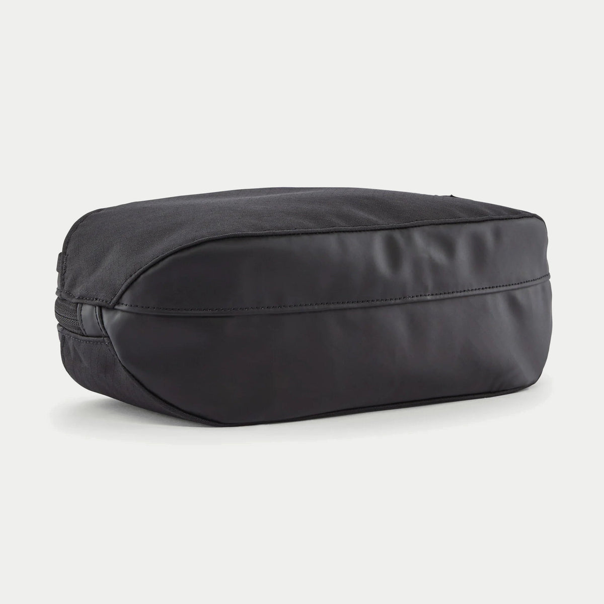 Cube de rangement Black Hole 3L noir Patagonia vu de dos : face lisse laminée sans logo, base arrondie et zip continu