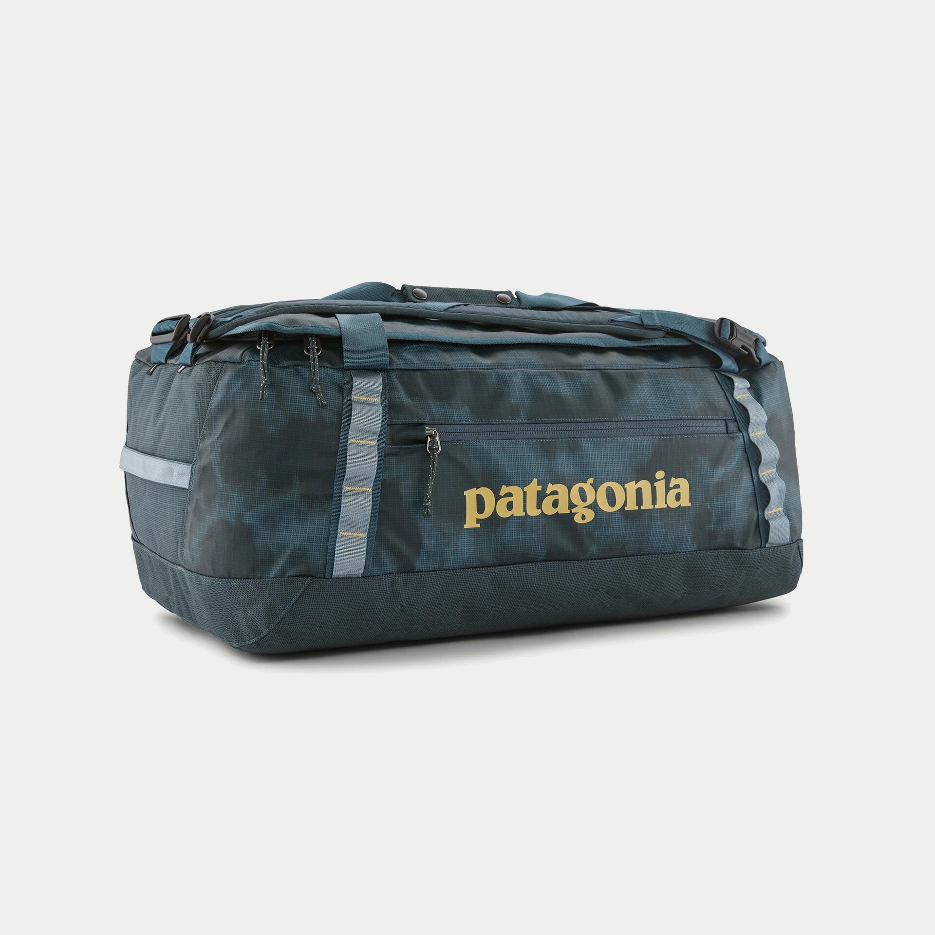 Sac de voyage Black Hole Duffel 55L Patagonia Summit Blue, imprimé Sastrugi ton sur ton, vue trois quarts face, logo jaune