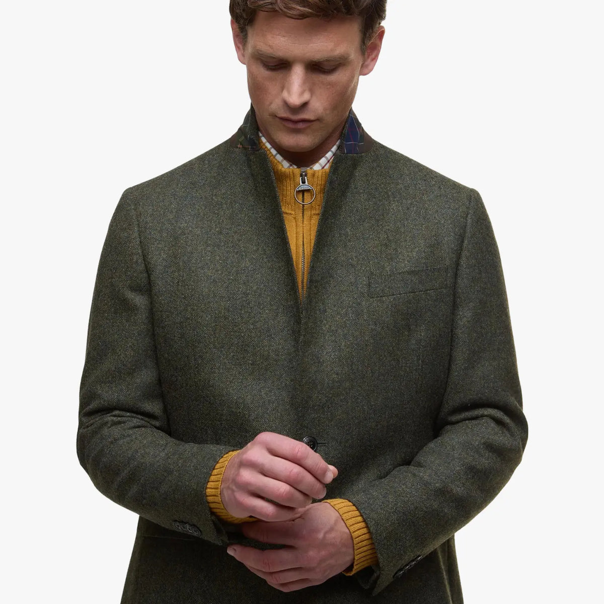 Col relevé du blazer Godfrey olive, sous-col tartan et poche poitrine passepoilée