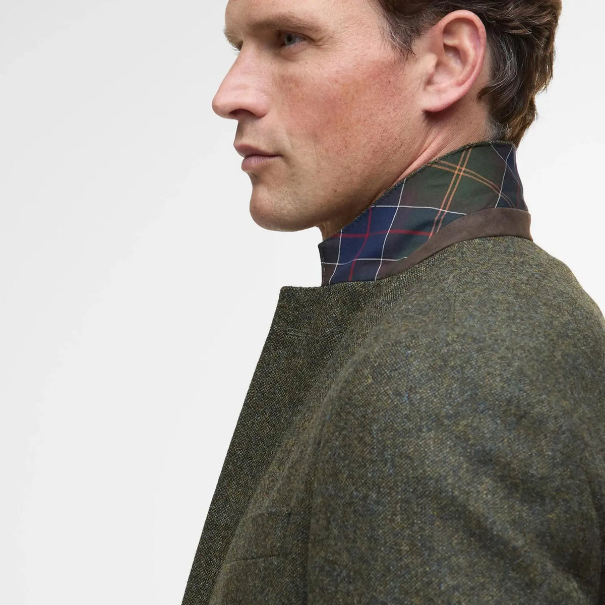 Sous-col tartan vert et marine bordé de velours brun sur le blazer Godfrey olive