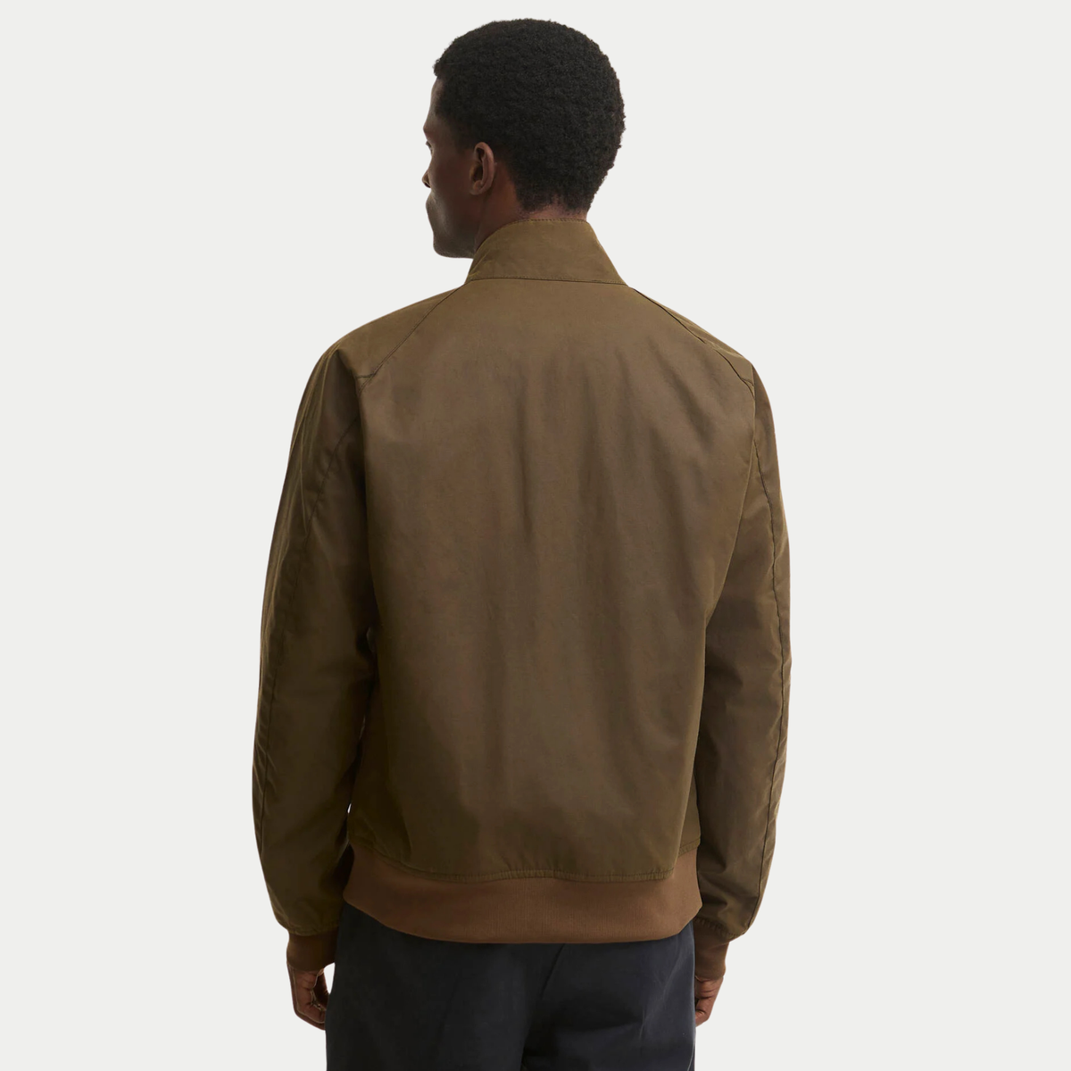Blouson ciré Chelsea marron Barbour vu de dos, empiècement d’épaule et bord-côte camel à la taille