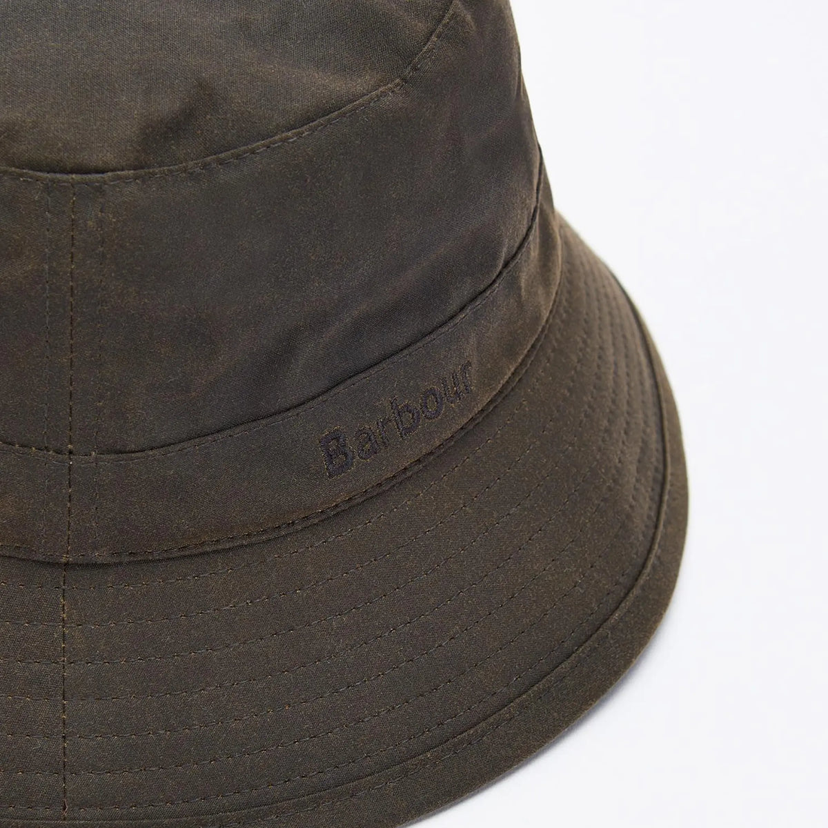 Gros plan du bandeau olive : logo brodé et surpiqûres concentriques du large bord