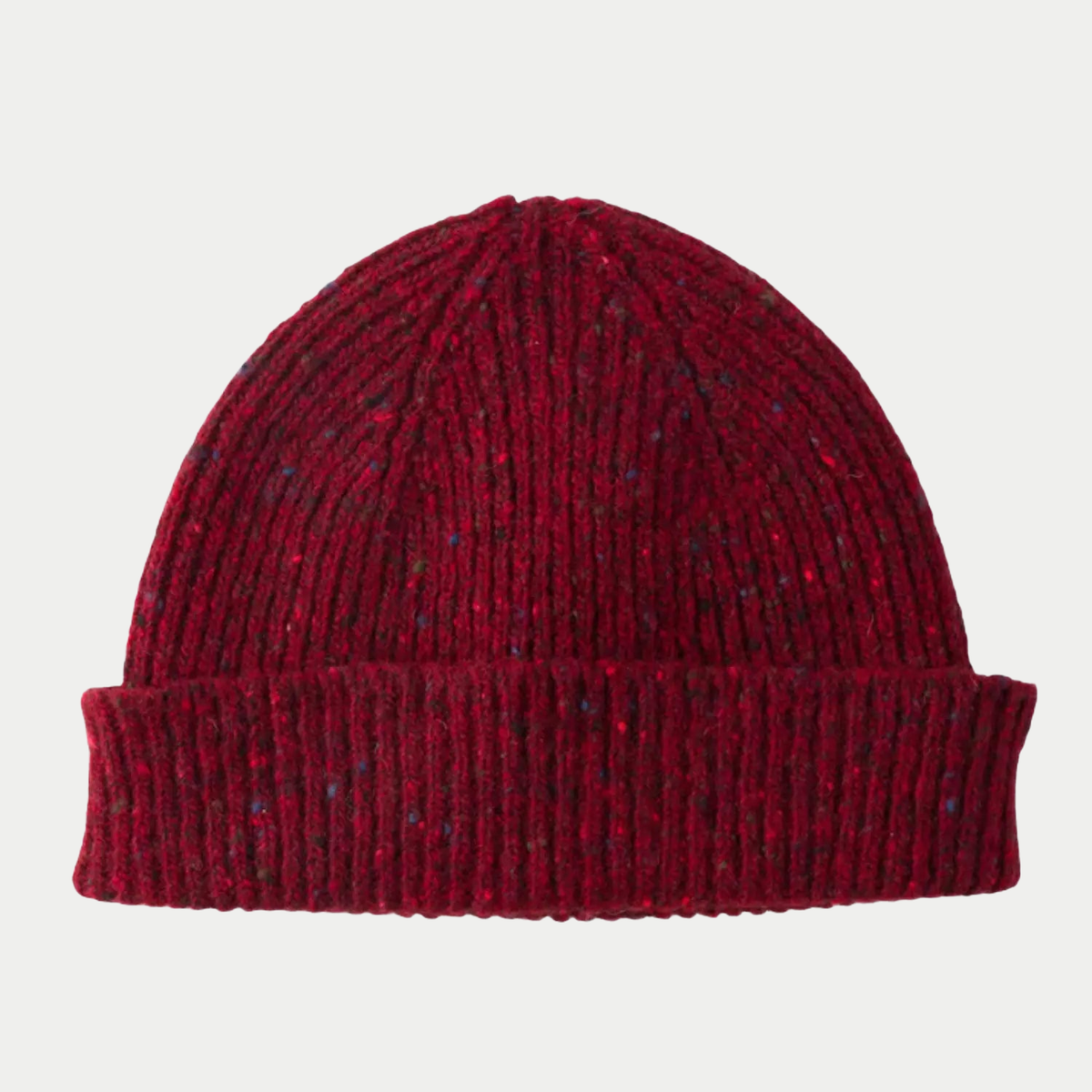 Bonnet Ardara Donegal Mackie Abbert, laine côtelée rouge framboise mouchetée de bleu, revers replié, vu de face