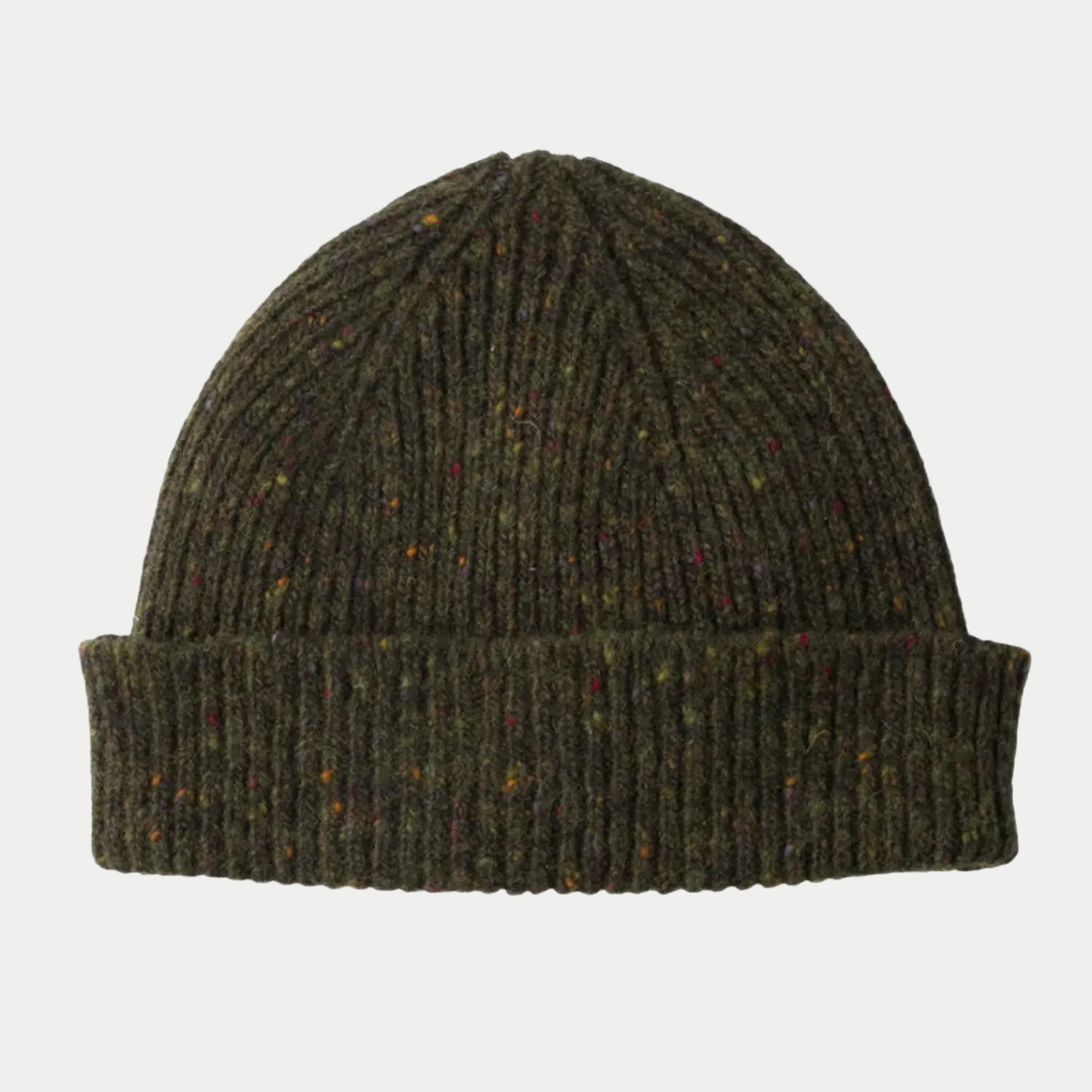 Bonnet Ardara Donegal Mackie Mourne, laine côtelée vert forêt mouchetée de jaune et de rouge, revers replié, vu de face