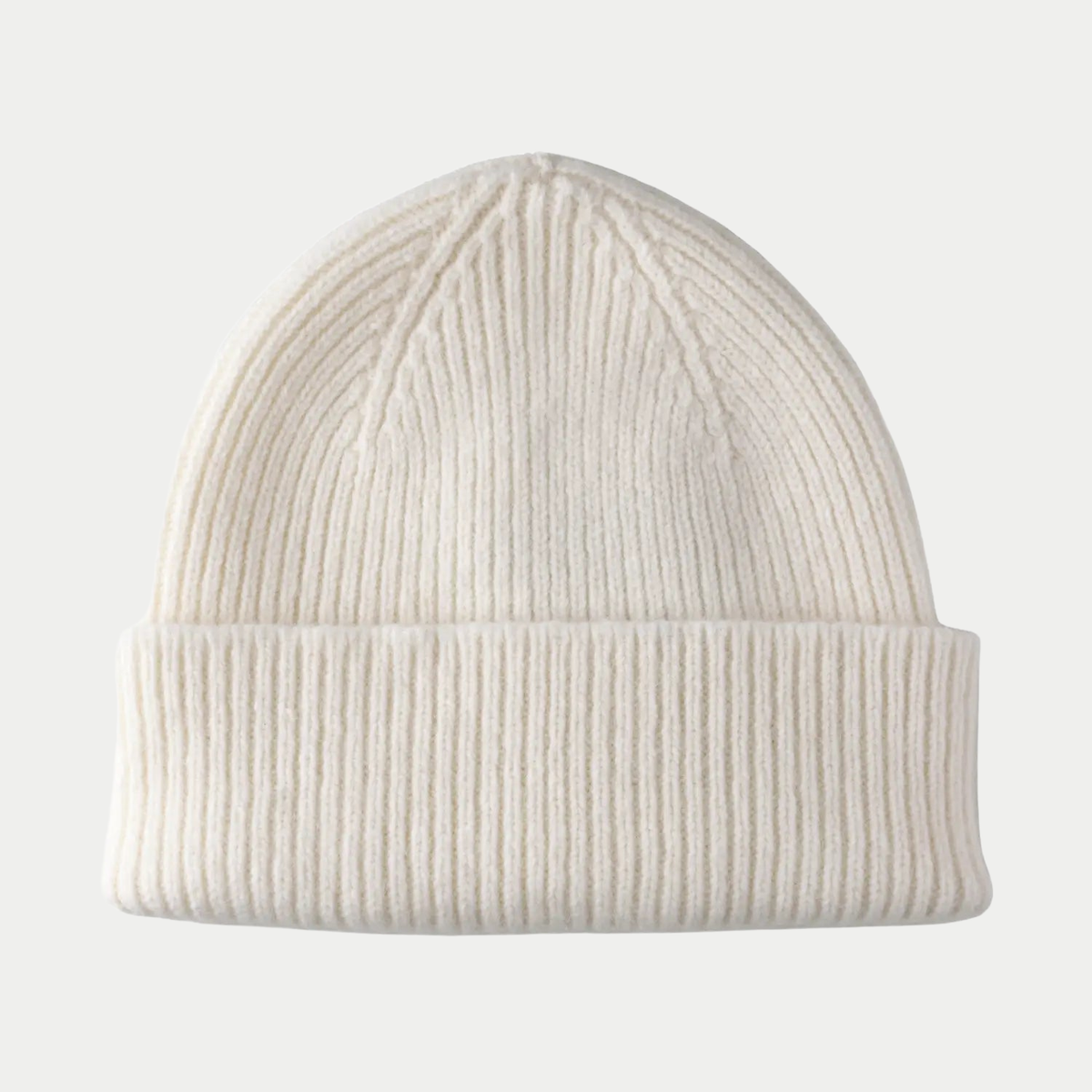 Bonnet Barra Bleached White Mackie, laine côtelée blanc crème, revers large replié, diminutions au sommet, vu de face.