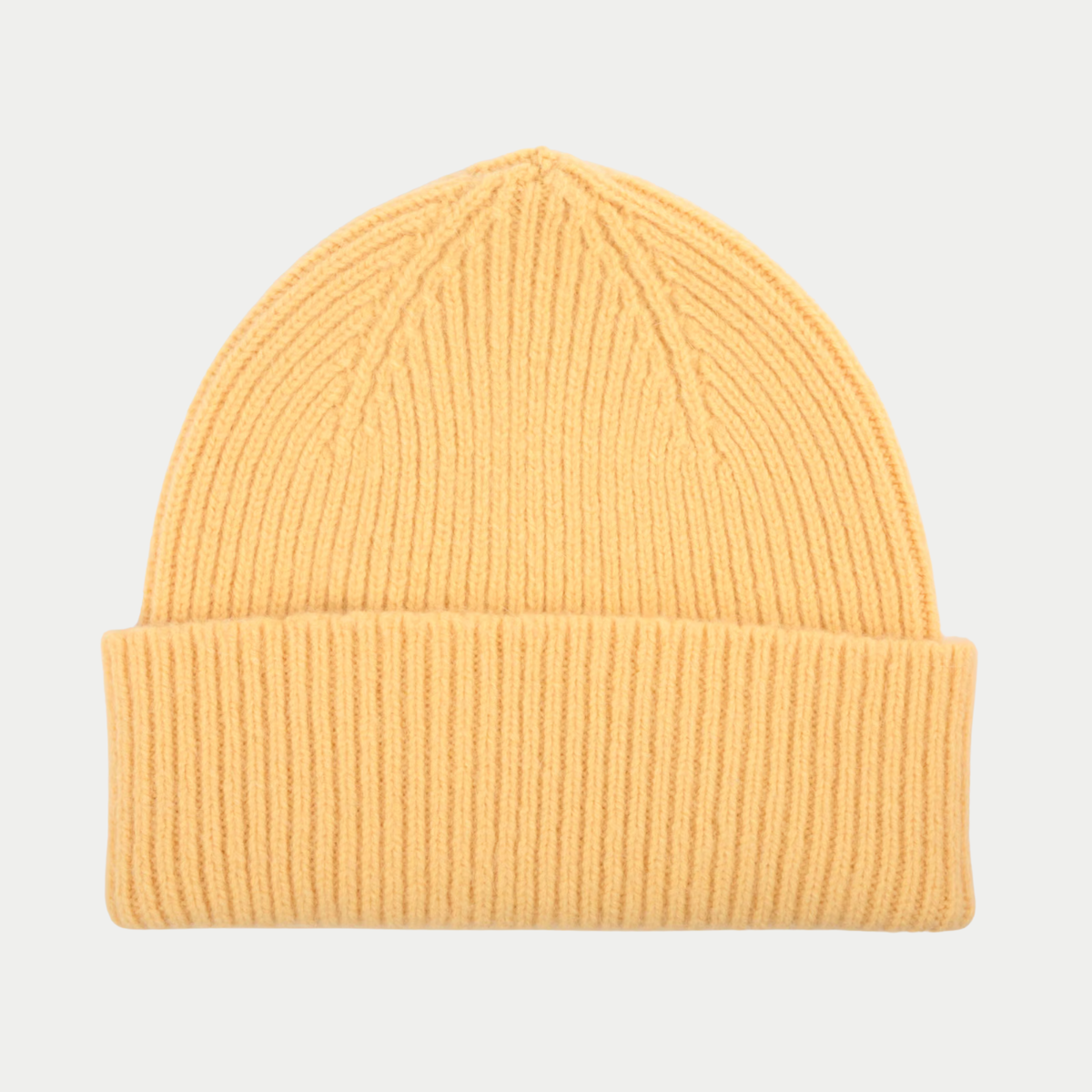 Bonnet Barra Canary Mackie, laine côtelée jaune paille doux, large revers replié, calotte en dôme, vu de face.