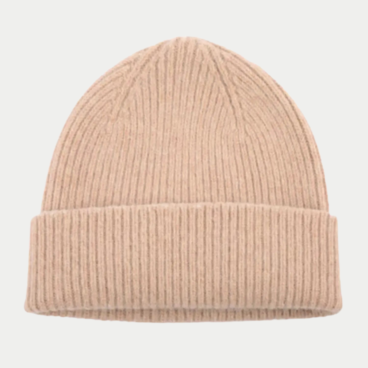 Bonnet Barra Fawn Mackie, laine côtelée beige rosé clair, revers épais replié, calotte en dôme, vu de face.