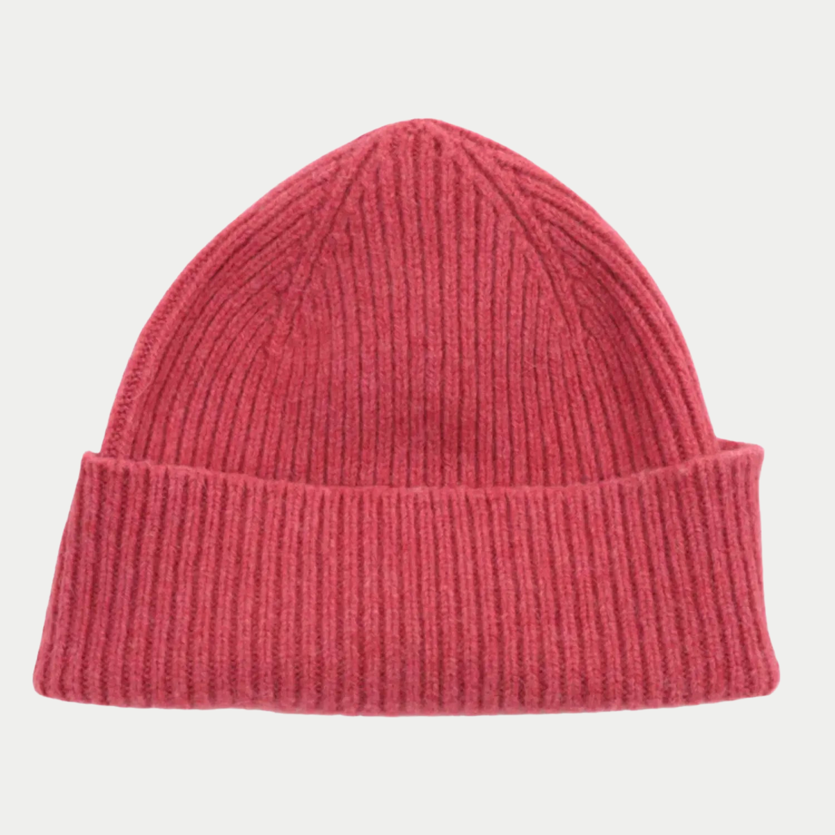 Bonnet Barra Liptstick Mackie, laine côtelée rose framboise soutenu, large revers, sommet en pointe douce, vu de face.