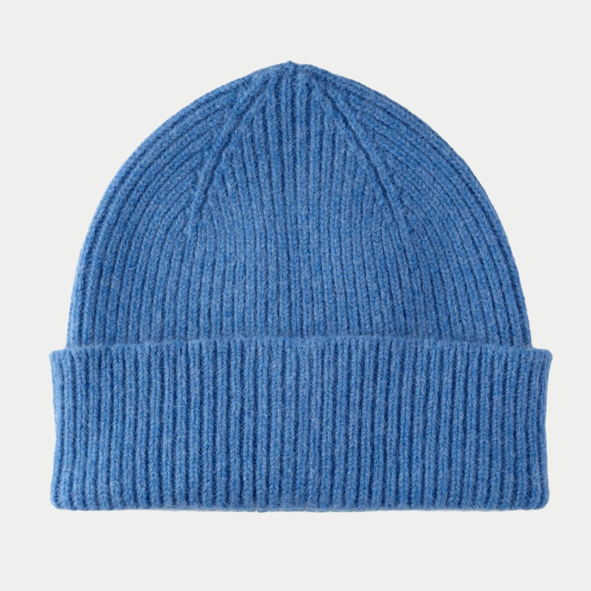 Bonnet Barra Lomond bleu bleuet légèrement chiné, laine côtelée duveteuse, large revers replié, vu de face.