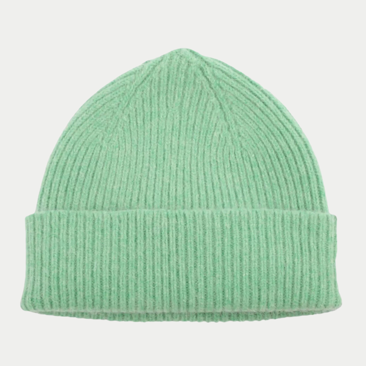 Bonnet Barra Meadow vert tendre lumineux, maille côtelée au léger halo duveteux, revers double, vu de face.