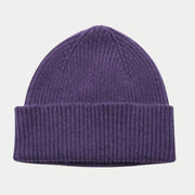 Bonnet Barra violet aubergine grisé, côtes fines, revers large, laine mate vue de face.