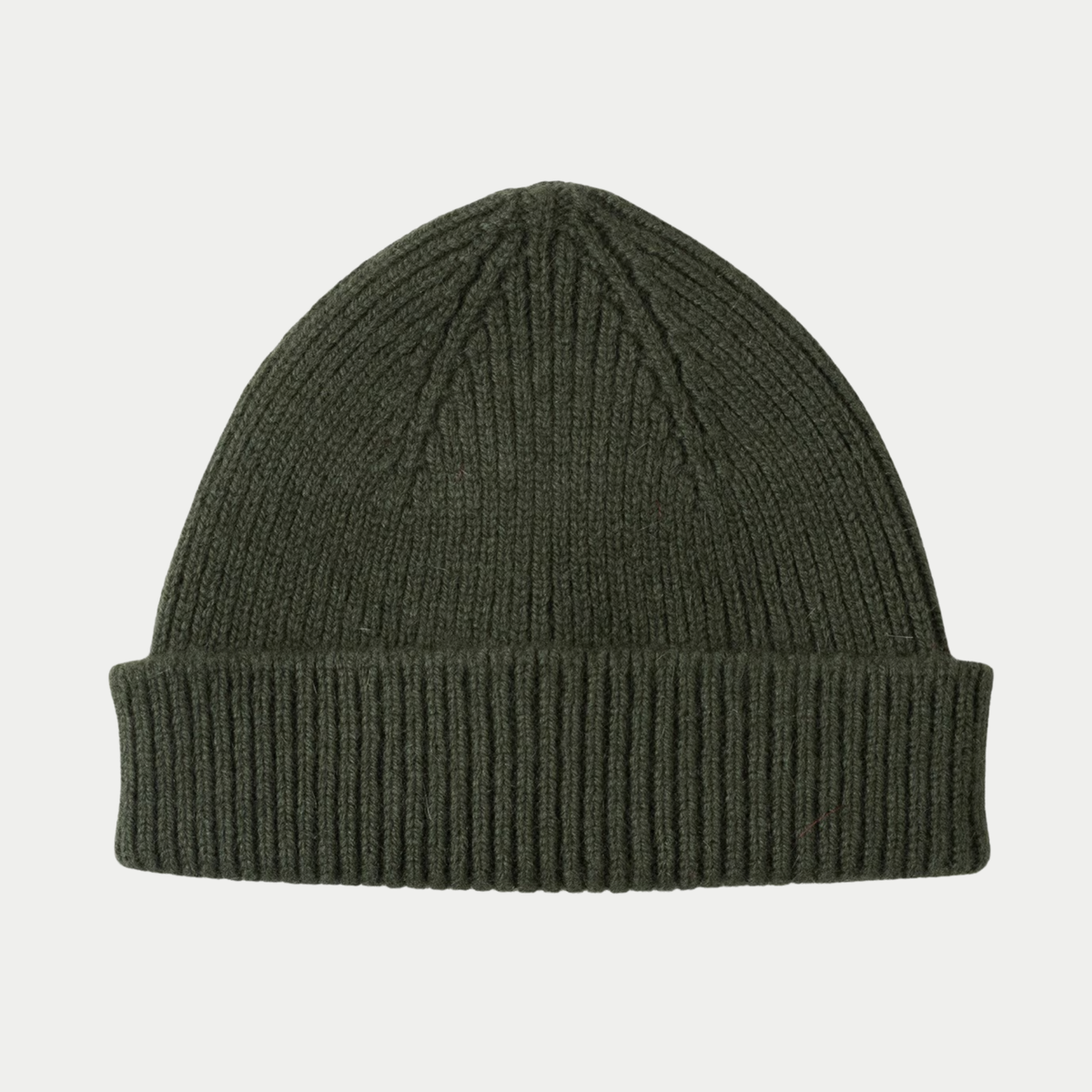 Bonnet docker Sandray Mackie Cedar, maille côtelée vert olive, forme courte à large revers replié, vu de face