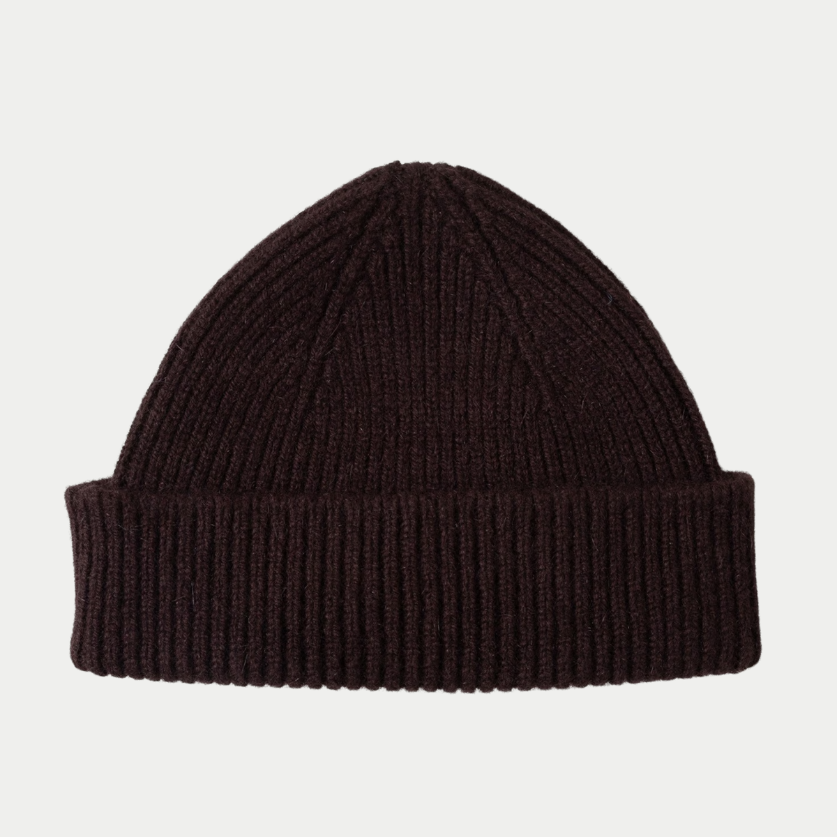 Bonnet docker Sandray Mackie Ebony, maille côtelée brun foncé, forme courte à large revers replié, vu de face