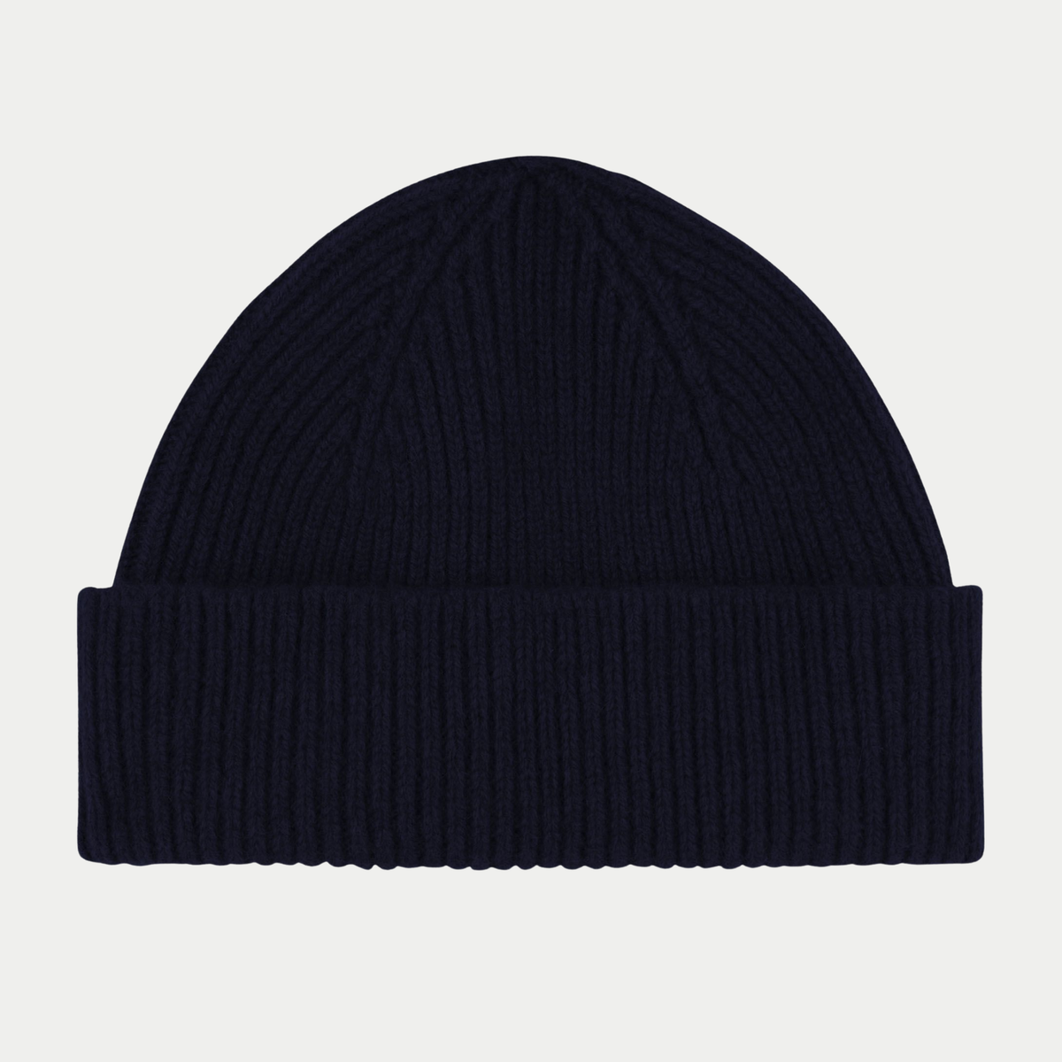 Bonnet docker Sandray Mackie Navy, maille côtelée bleu nuit, forme courte à large revers replié, vu de face