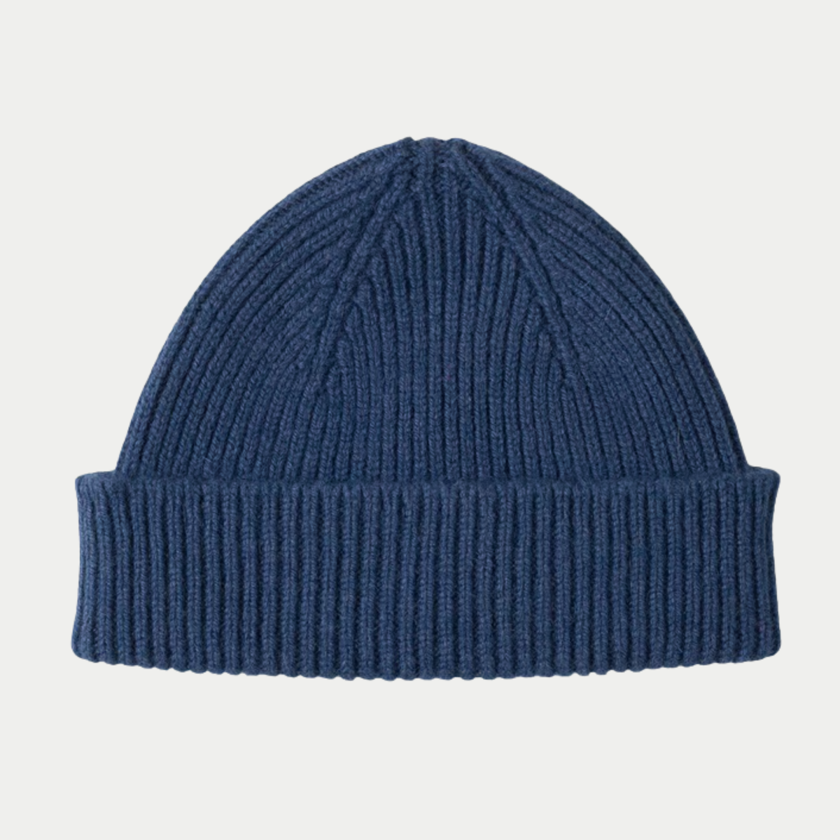 Bonnet docker Sandray Mackie Tyne, maille côtelée bleu jean, forme courte à large revers replié, vu de face