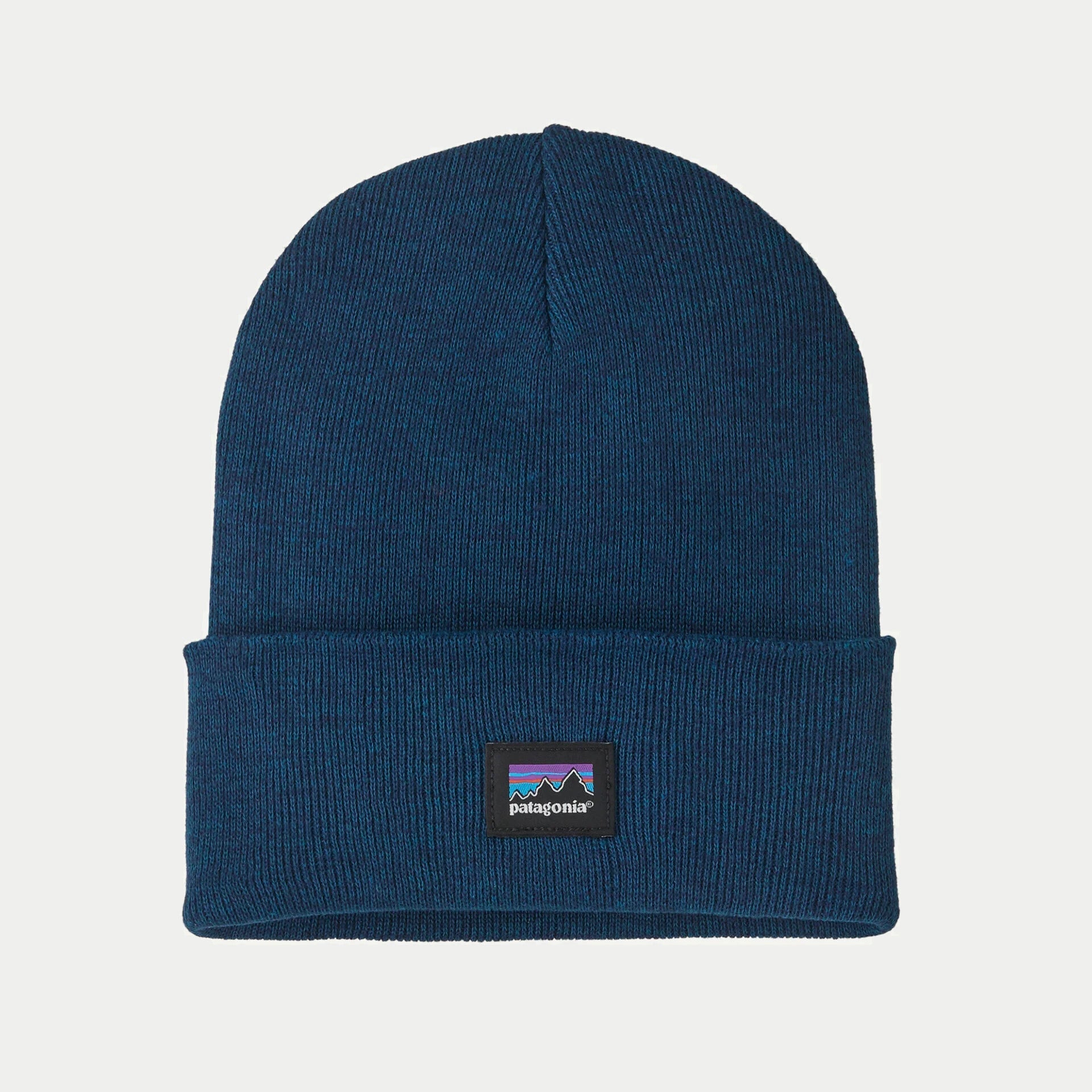Bonnet Everyday Patagonia bleu pétrole chiné, vu de face à plat, revers repliable et étiquette P-6 tissée sur le bord