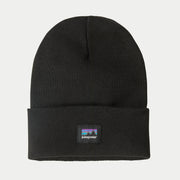 Bonnet Everyday Patagonia noir à plat, revers côtelé large et étiquette logo P-6 tissée sur le devant