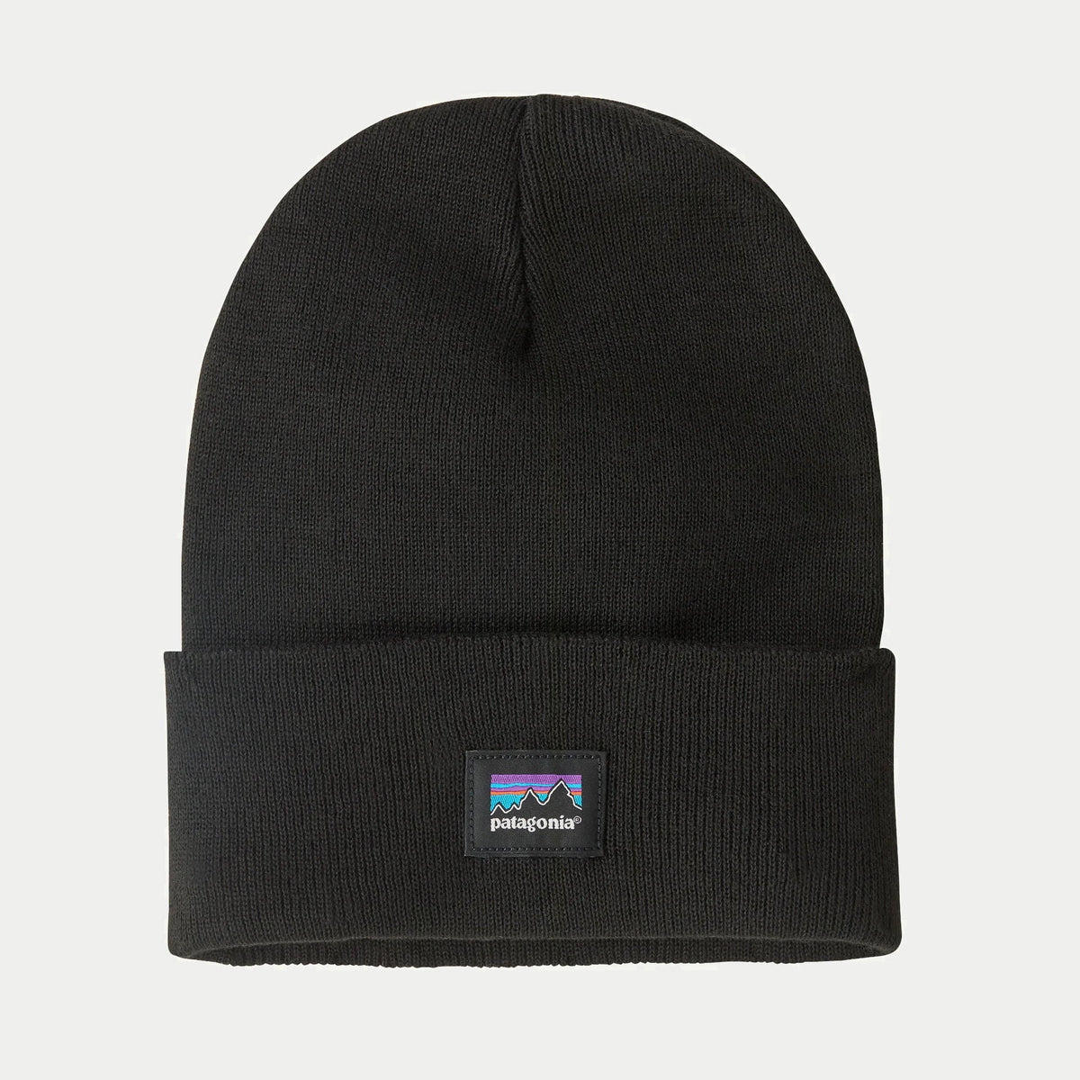 Bonnet Everyday Patagonia noir à plat, revers côtelé large et étiquette logo P-6 tissée sur le devant