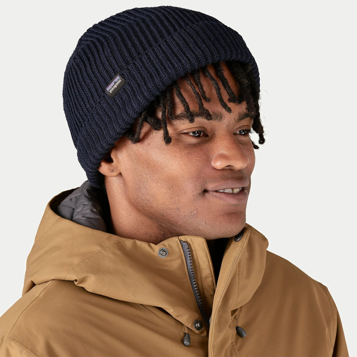 Bonnet Patagonia Fisherman's Rolled Navy Blue porté de profil, revers posé au-dessus des oreilles
