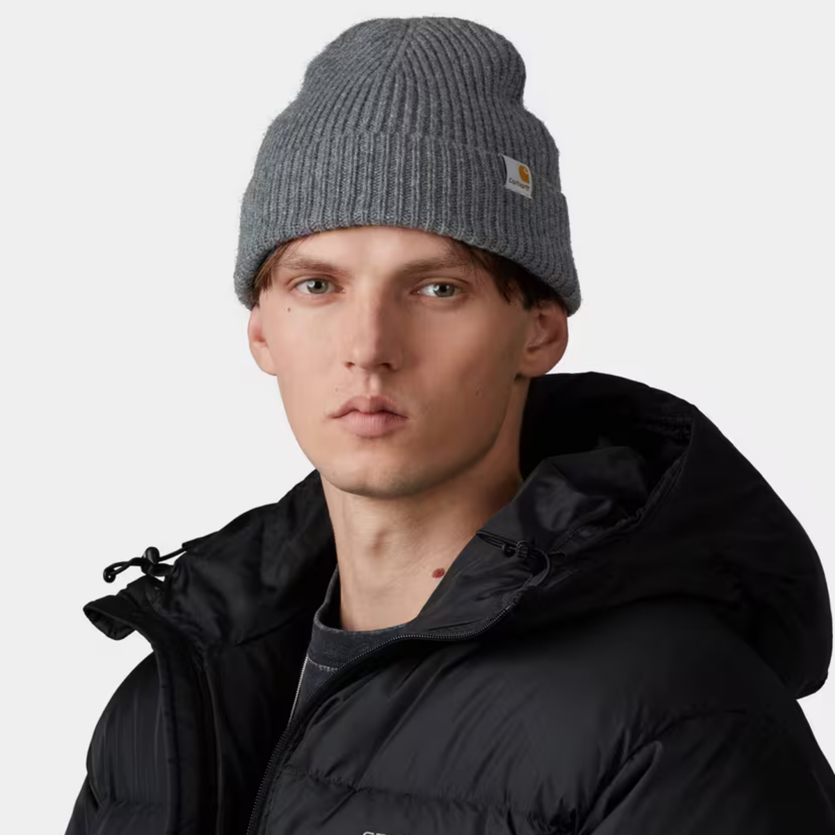 Bonnet Gabe Styx gris Carhartt WIP porté, calotte haute, revers replié sur le front et étiquette tissée