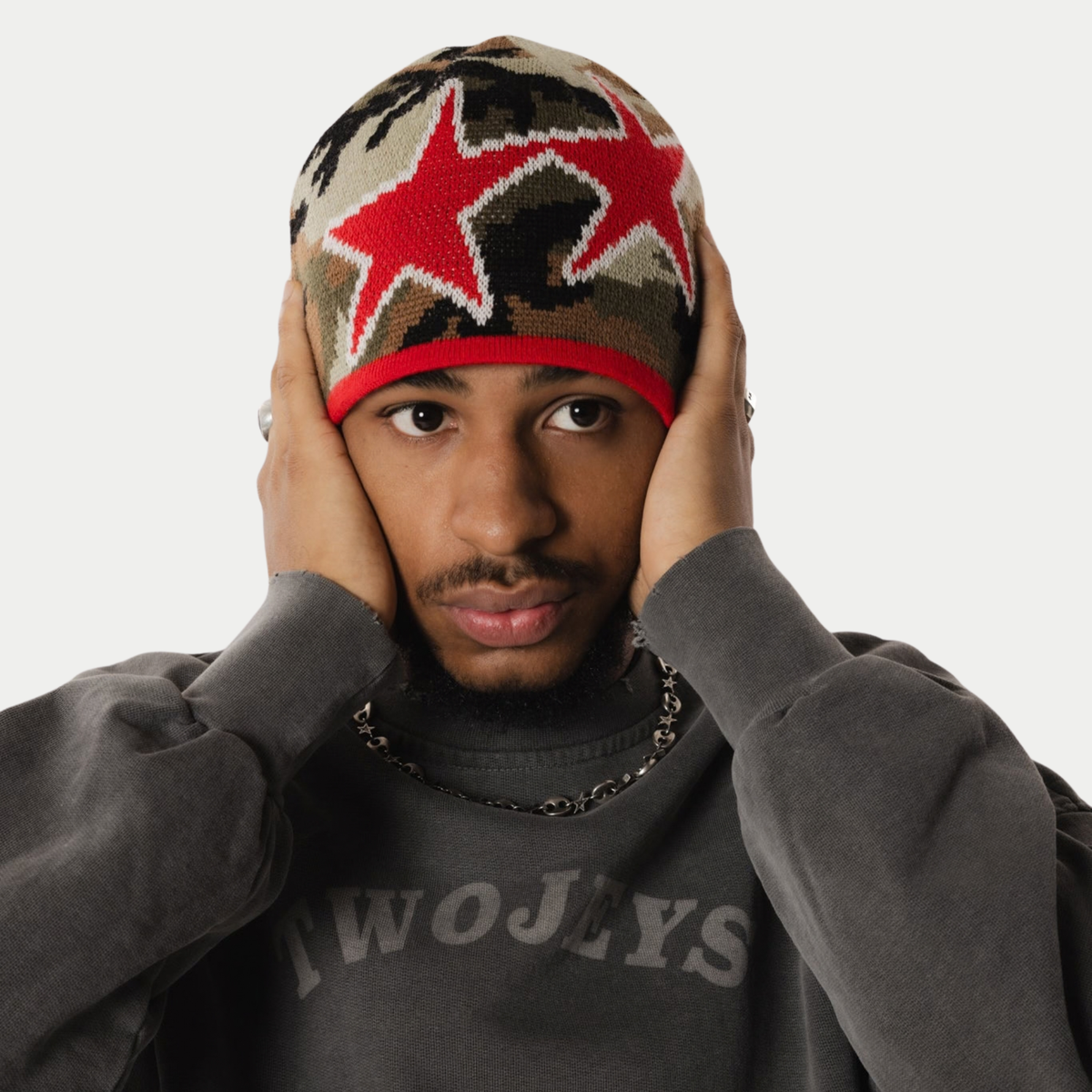 Bonnet réversible Icon Twojeys porté côté camouflage à étoiles rouges