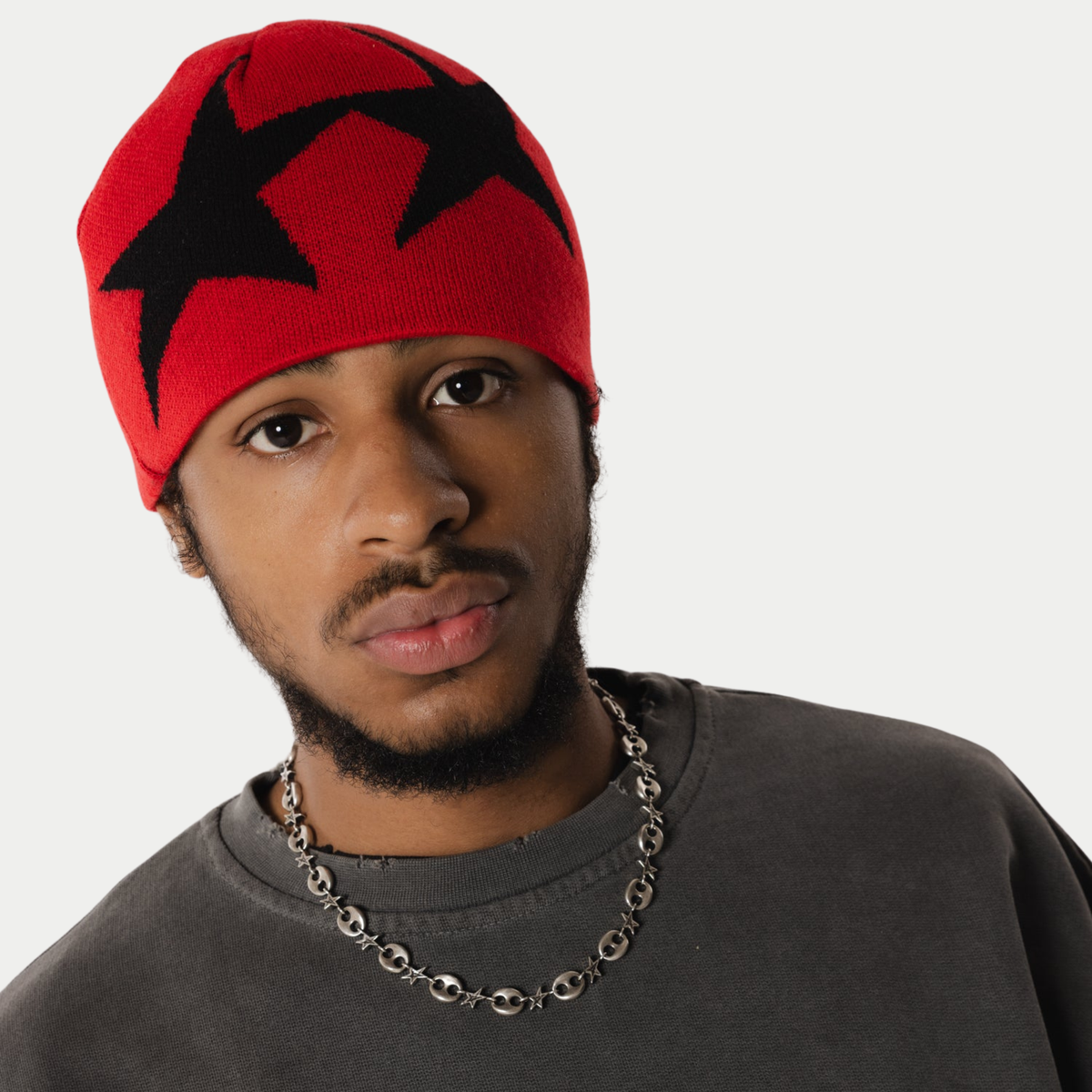 Bonnet réversible Icon Twojeys porté côté rouge à étoiles noires