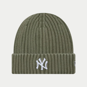 Bonnet New Era New York Yankees Washed vert en maille côtelée, vue de face avec le logo NY brodé blanc sur le revers