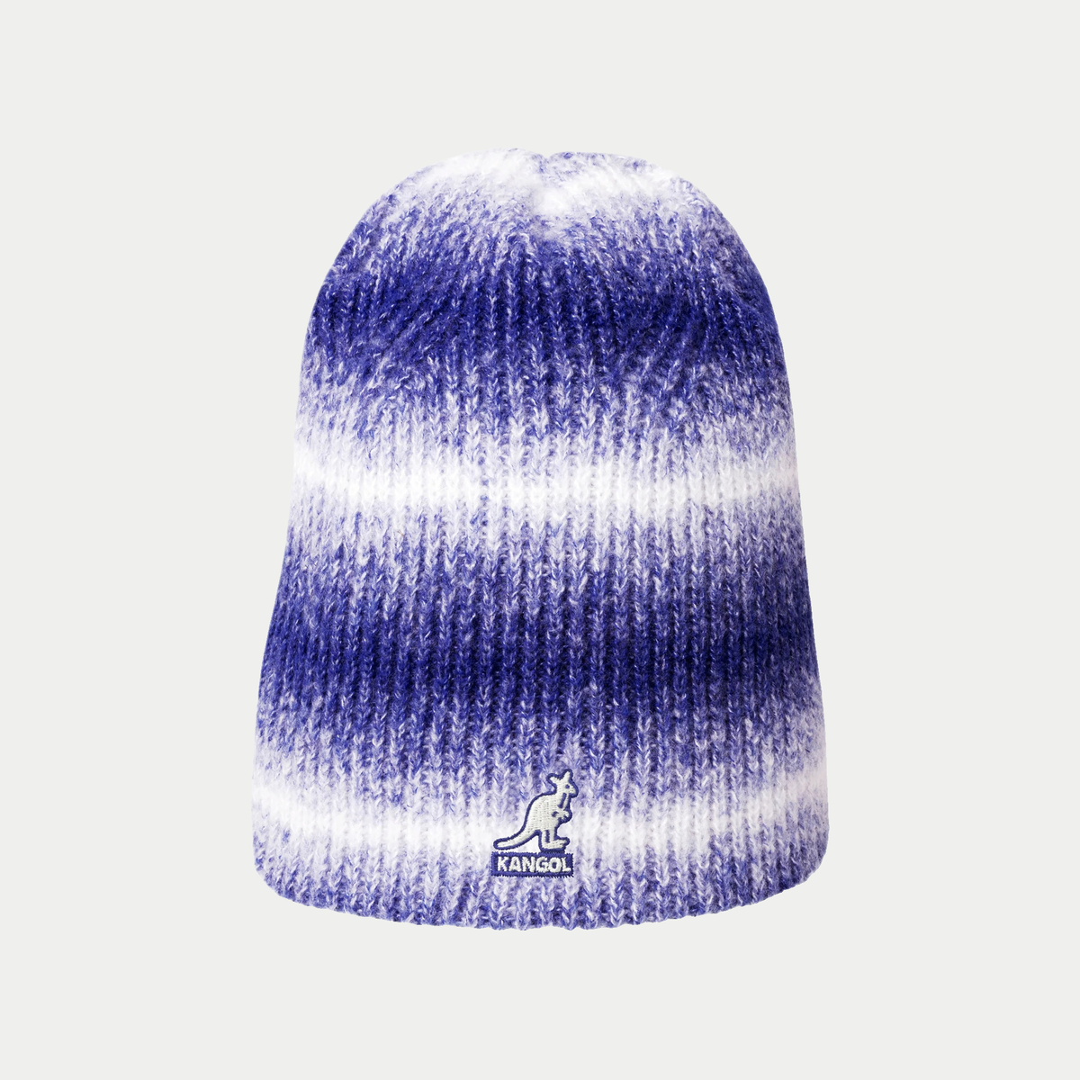 Bonnet réversible Kangol Hazy Indigo porté sans revers, kangourou Kangol brodé au centre, rayures blanches fondues