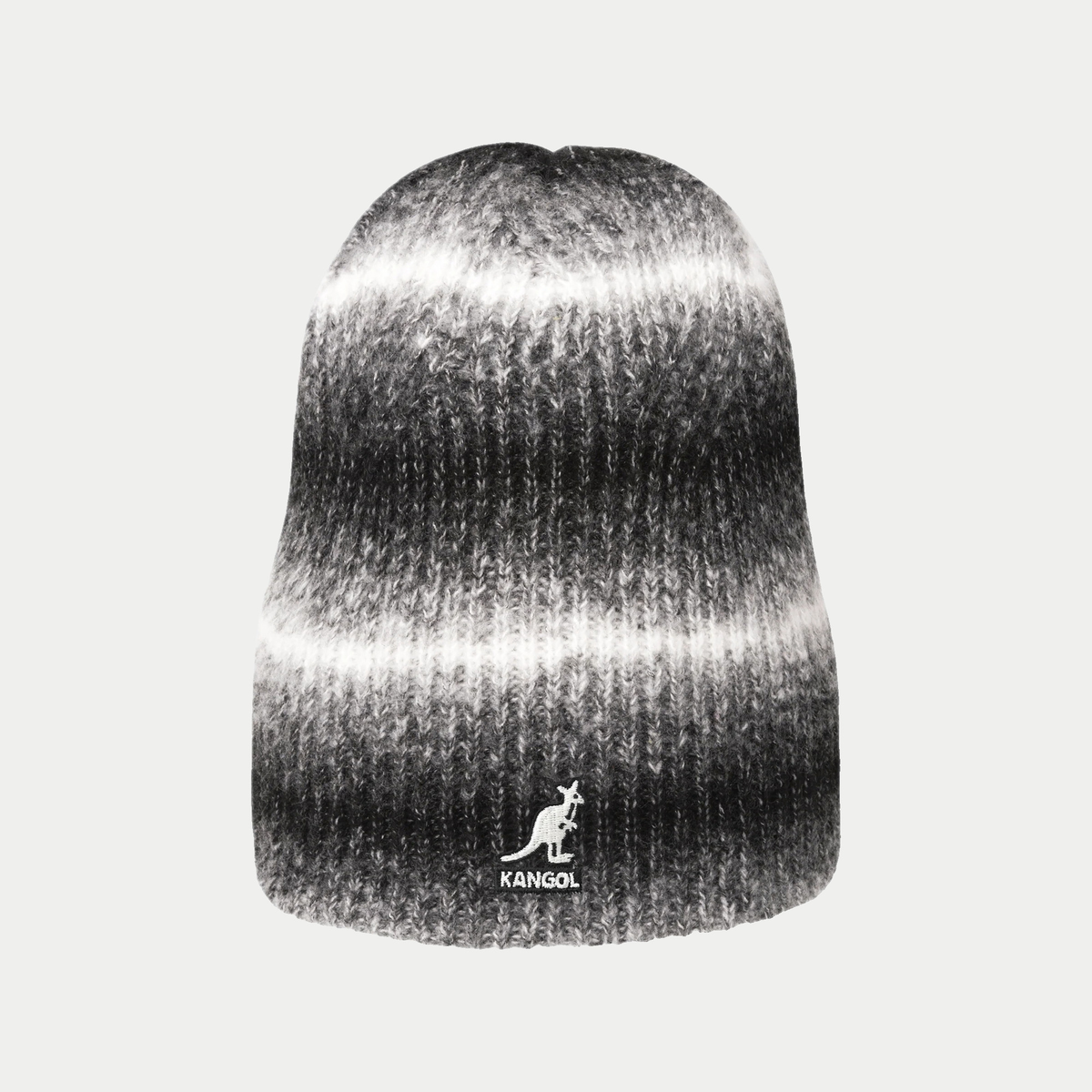 Bonnet réversible Kangol noir porté déplié, kangourou Kangol brodé blanc au centre - vue de face