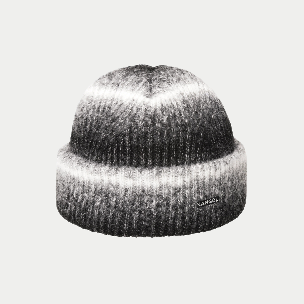 Bonnet réversible Kangol noir à dégradé blanc, porté à revers, étiquette Kangol sur le côté - vue de face