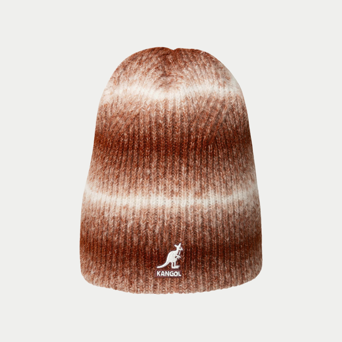 Bonnet Kangol Réversible Rustic Caramel porté déplié, kangourou Kangol brodé blanc au centre du bord