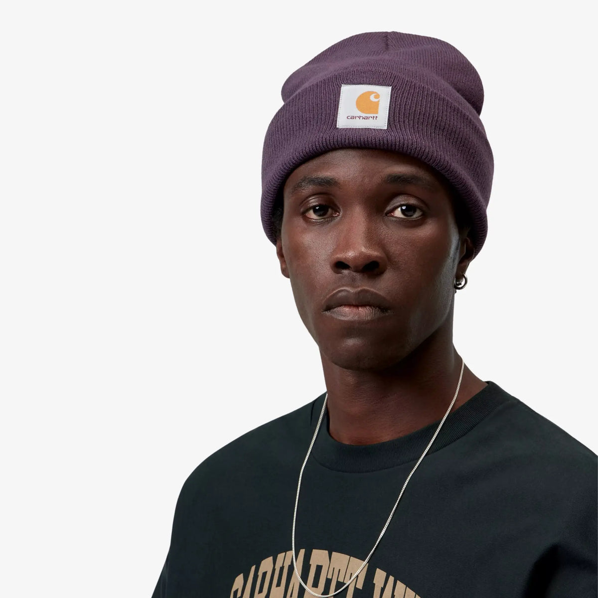 Bonnet Short Watch prune porté, revers replié haut sur le front et étiquette Square Label bien centrée
