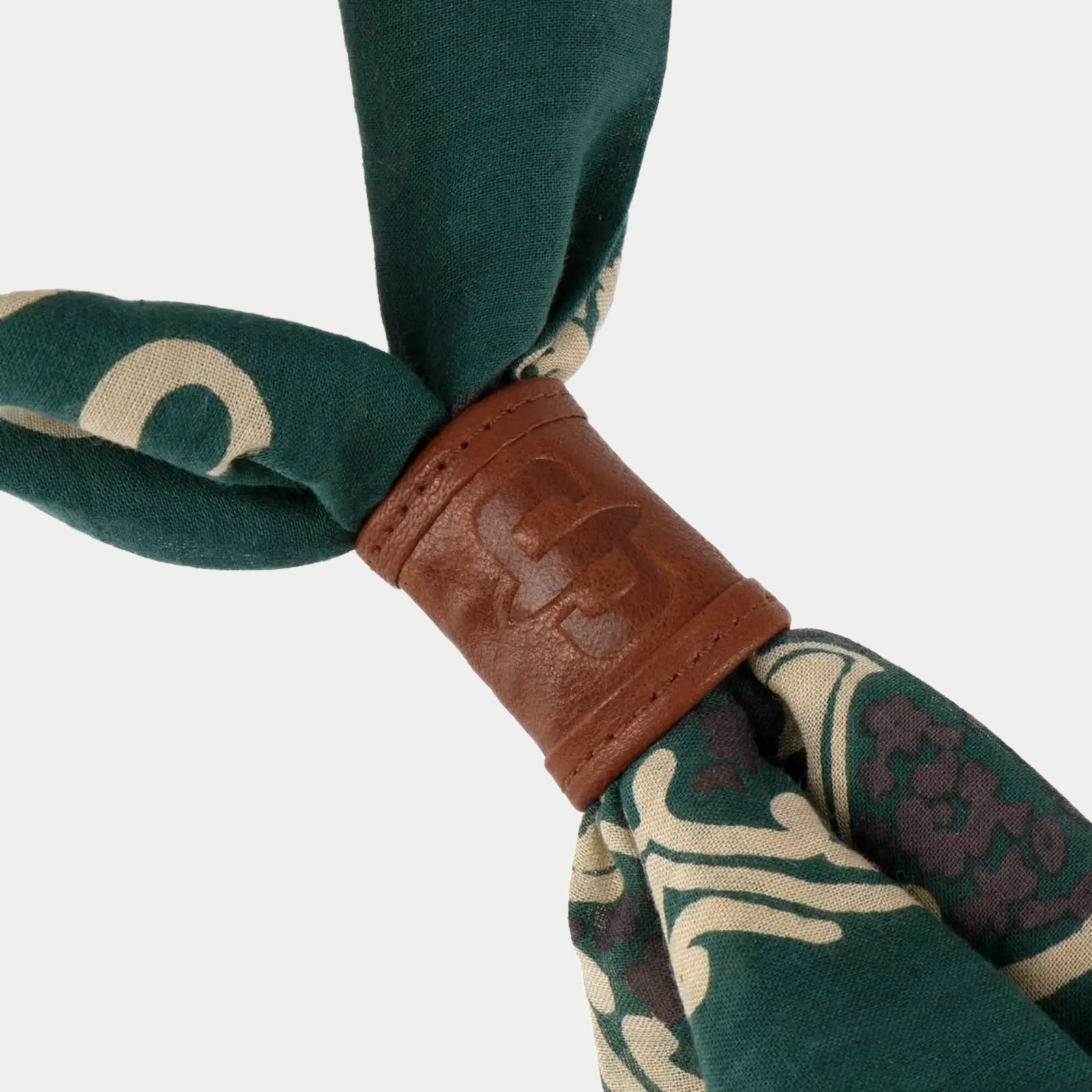 Passant en cuir Stetson porté sur un foulard noué