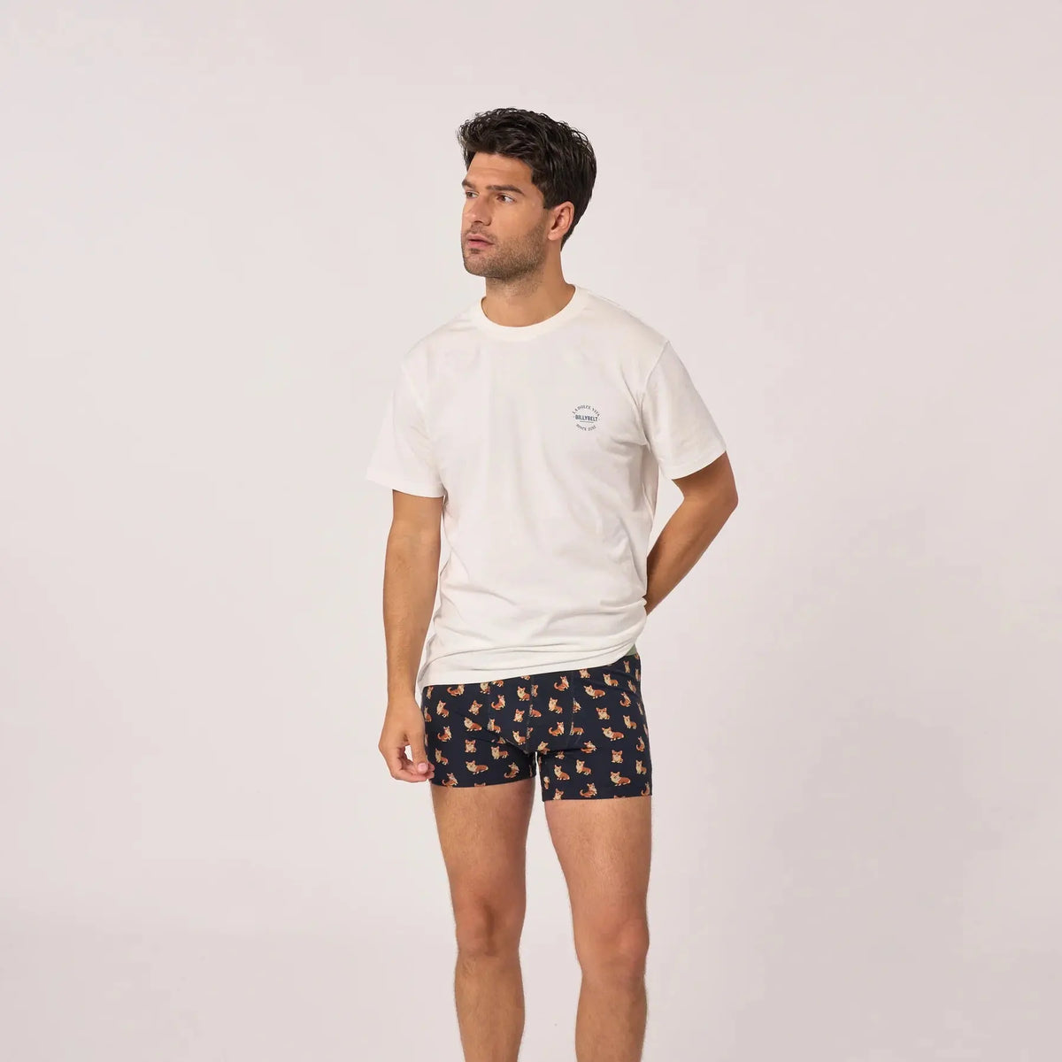 Boxer Corgi BillyBelt porté avec un T-shirt blanc, silhouette en pied