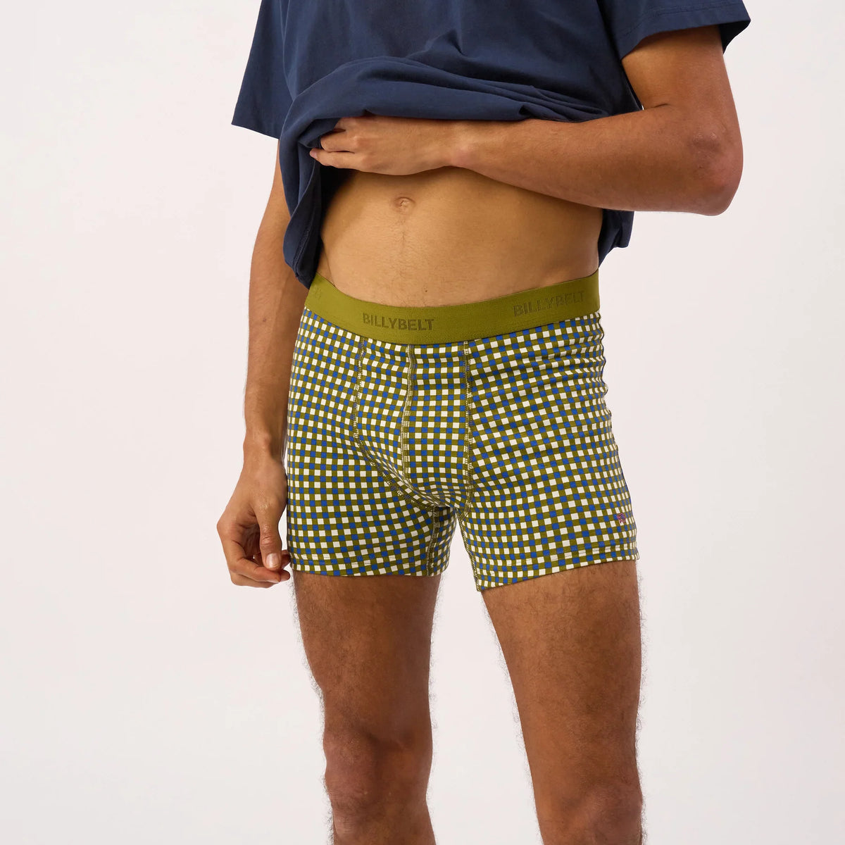 Boxer Oxford BillyBelt porté de face - carreaux vert olive et bleu roi, logo brodé sur la cuisse gauche