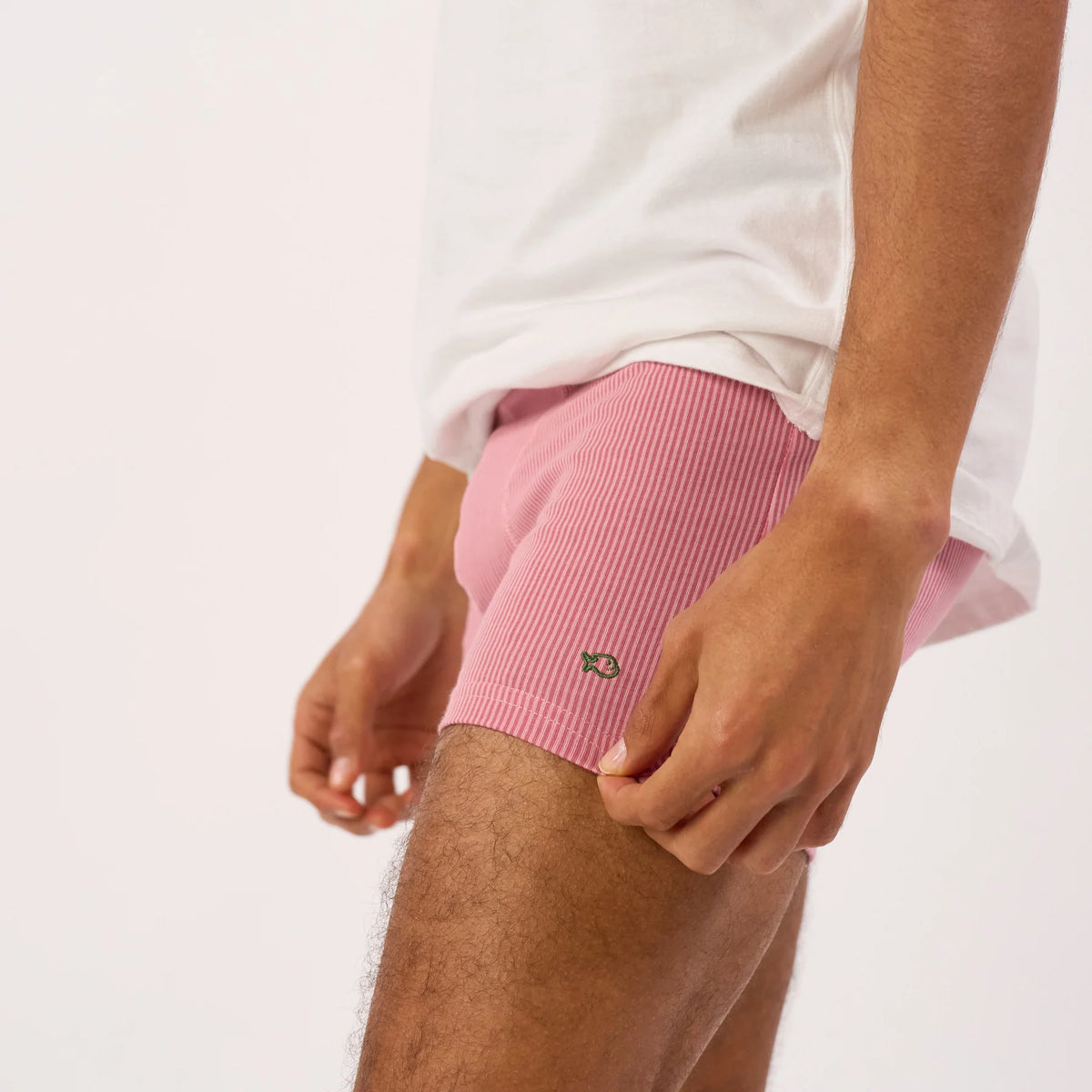 Détail du boxer Pink Shot de profil : petit poisson brodé vert sur la cuisse gauche rayée rose