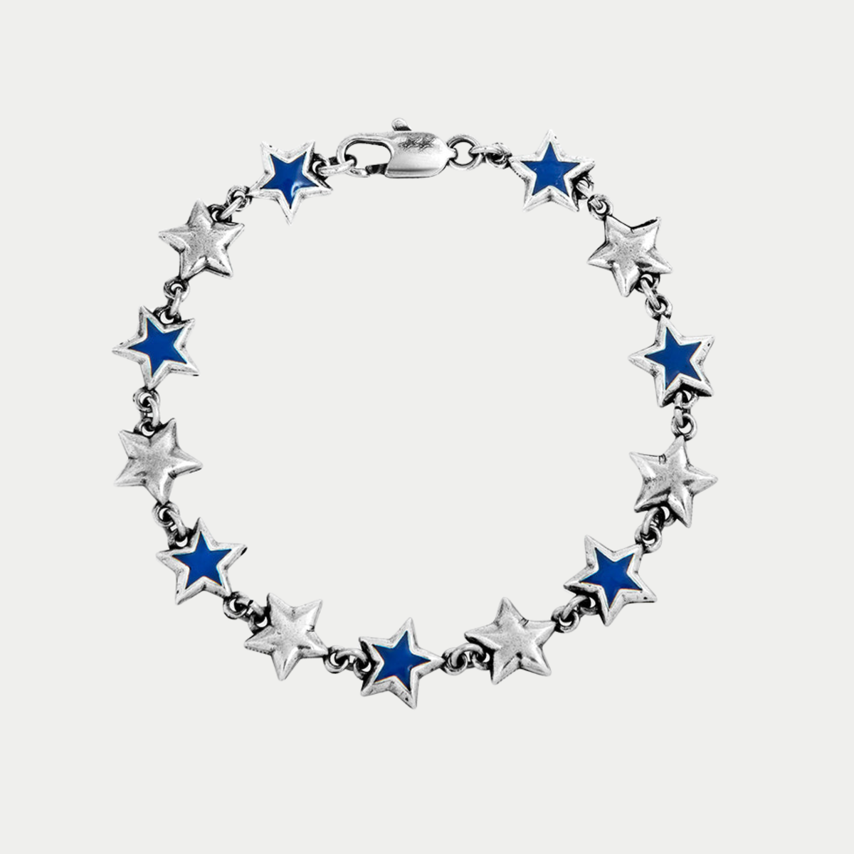 Bracelet Twojeys à étoiles argentées et étoiles émaillées bleues alternées, vu à plat avec fermoir mousqueton