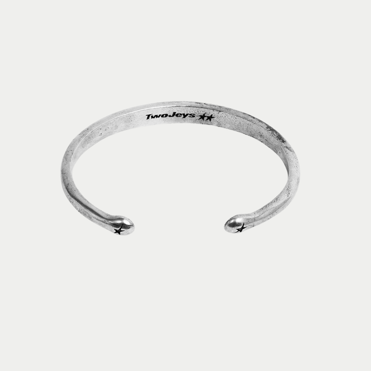 Intérieur du bracelet jonc 01 Twojeys : logo gravé et embouts étoilés